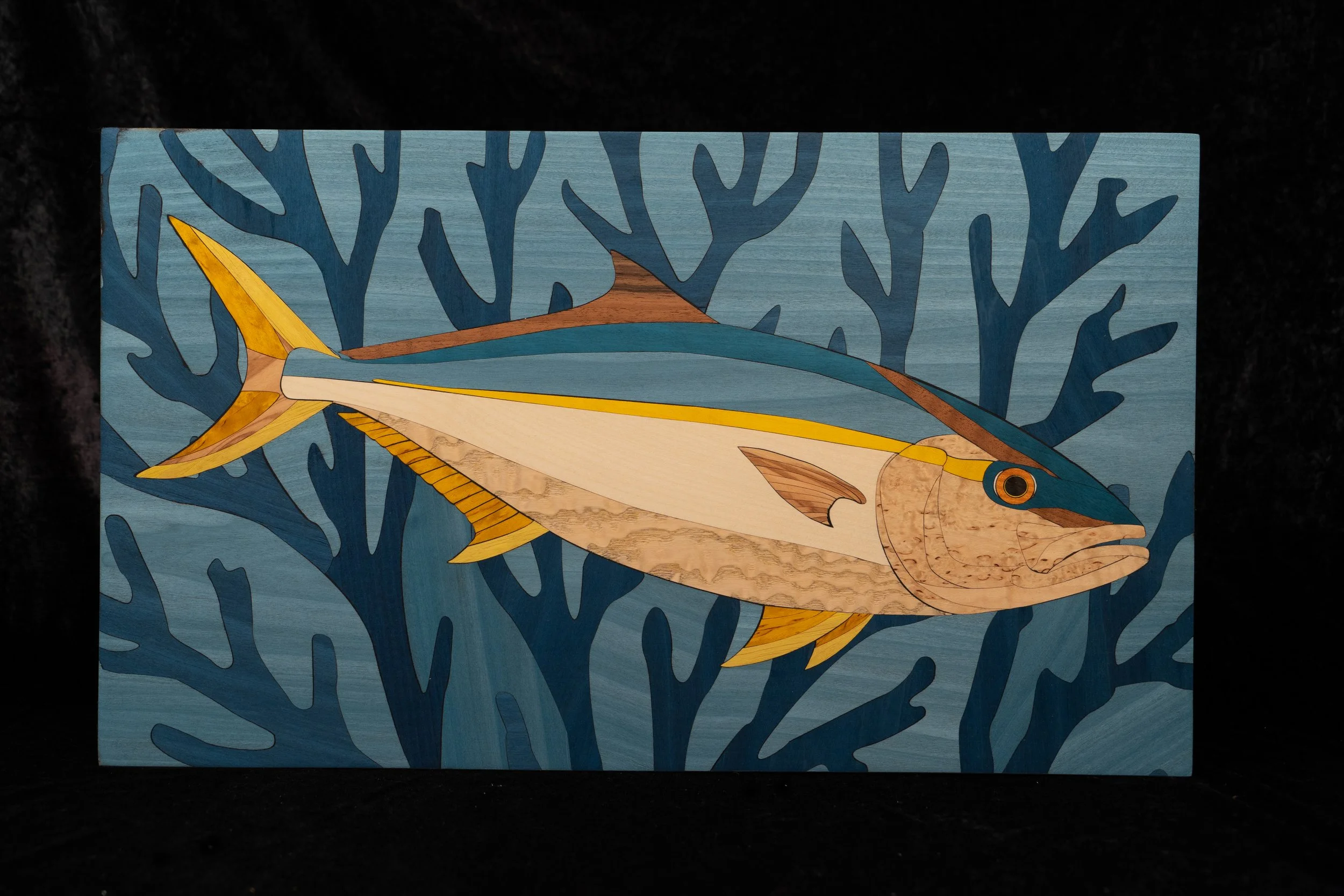 Une peinture ou illustration représentant un poisson stylisé avec un fond de végétation aquatique en bleu.