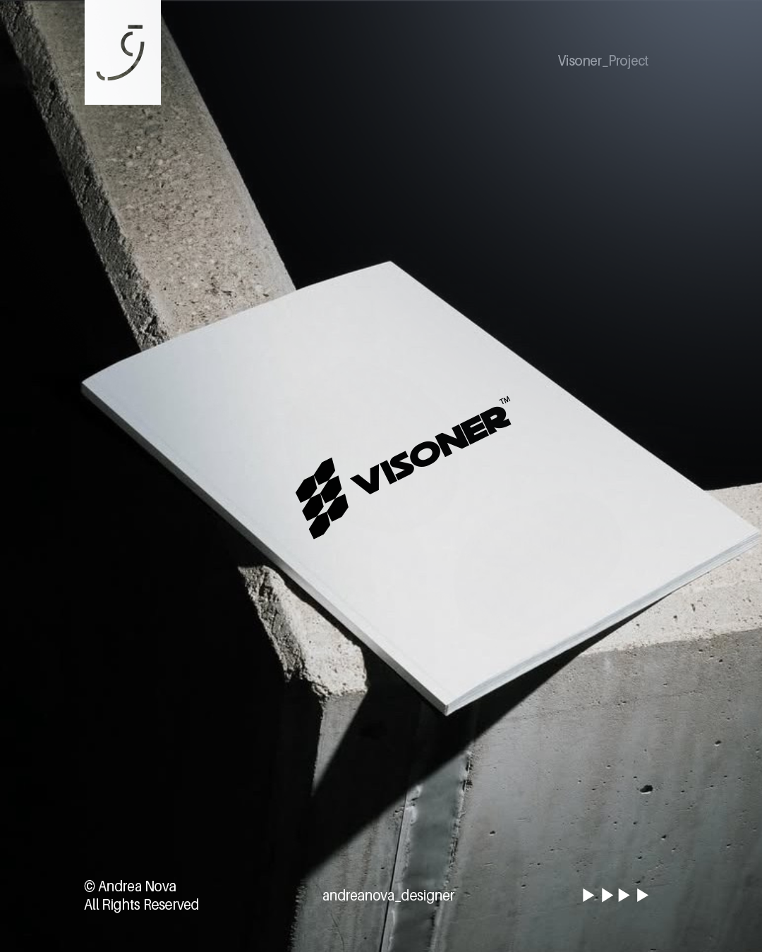 Piscina di cemento scura con una scrivania bianca con il logo Visoner in nero.