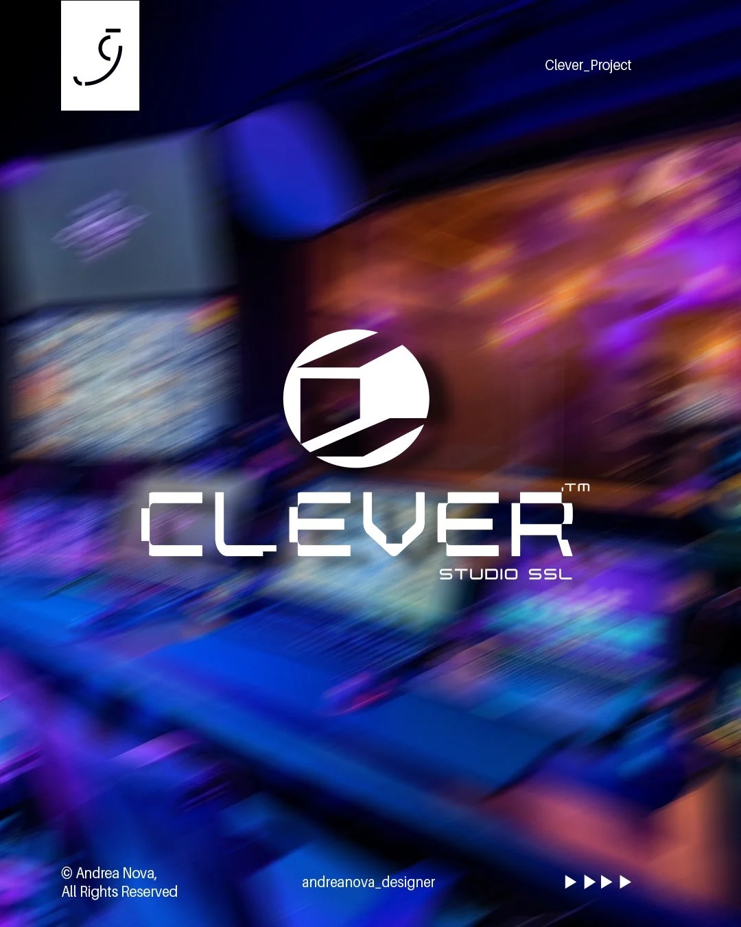 Copertina di un progetto chiamato Clever Studio SSL, con un logo astratto e uno sfondo sfocato di luci e schermi.