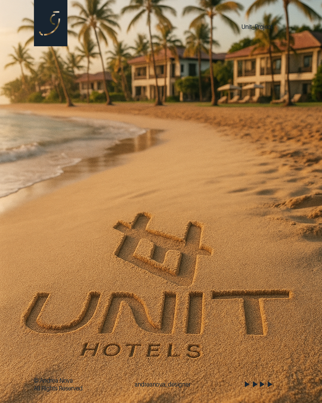 Immagine di una spiaggia con scritta nella sabbia 'U N I T HOTELS', palme e case sulla spiaggia sullo sfondo, al tramonto o al primo mattino.