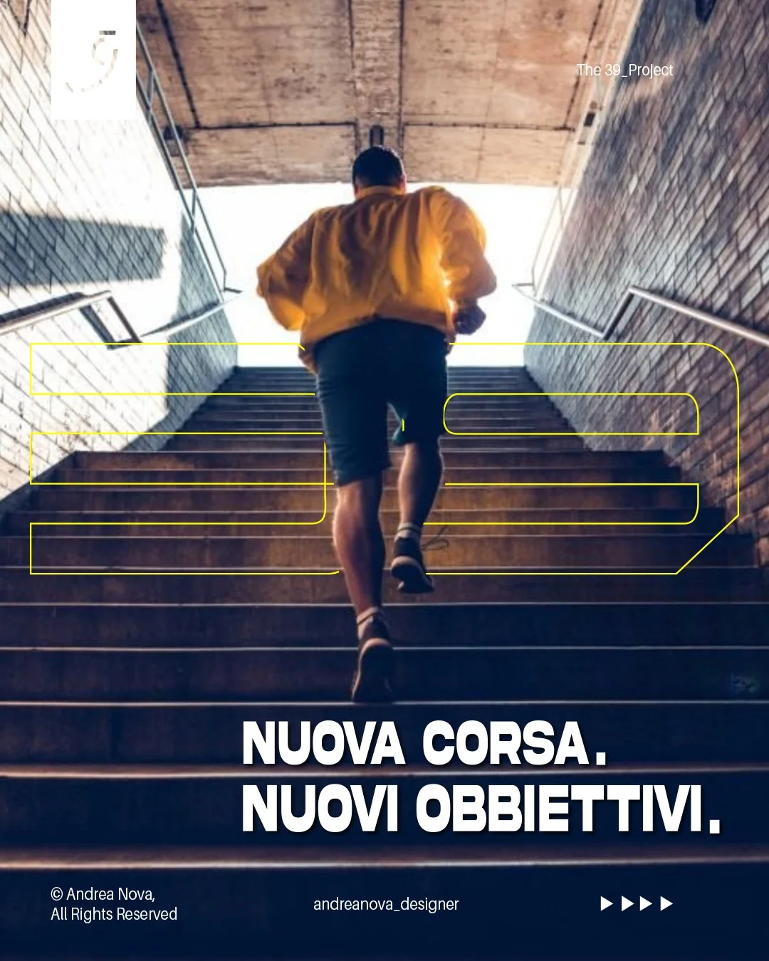 Una persona che corre su una scala di cemento con pareti di mattoni ai lati, visto dal basso verso l'alto, con un testo sovrapposto che dice 'Nuova corsa. Nuovi obiettivi.'