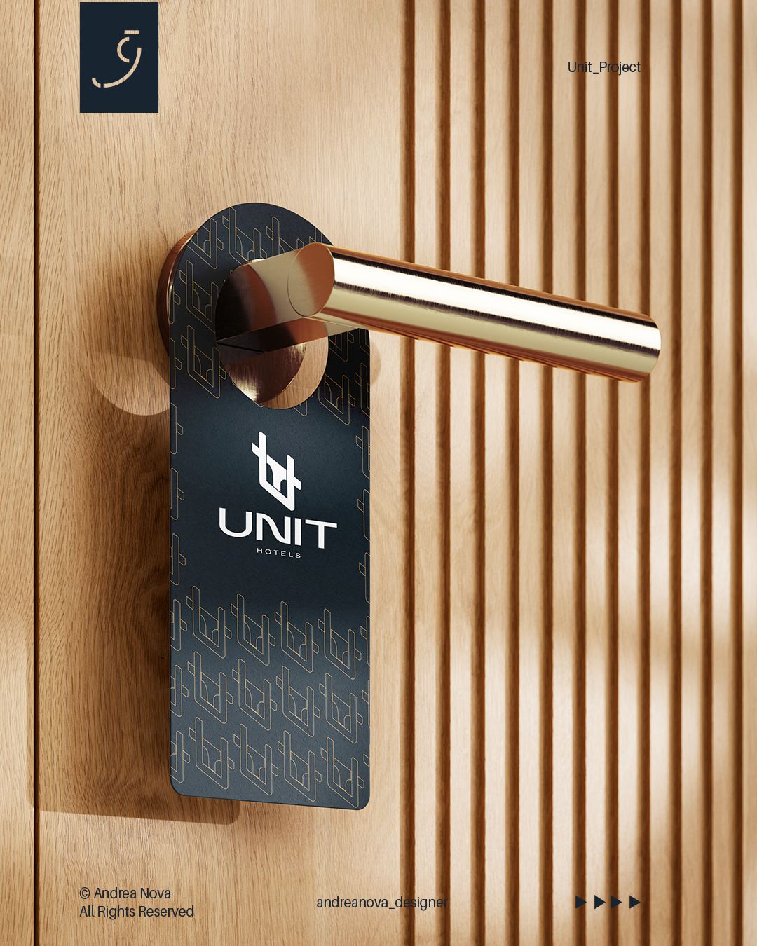Maniglia d'oro lucido con tag di hotel Unit Hotels appeso a una porta di legno.
