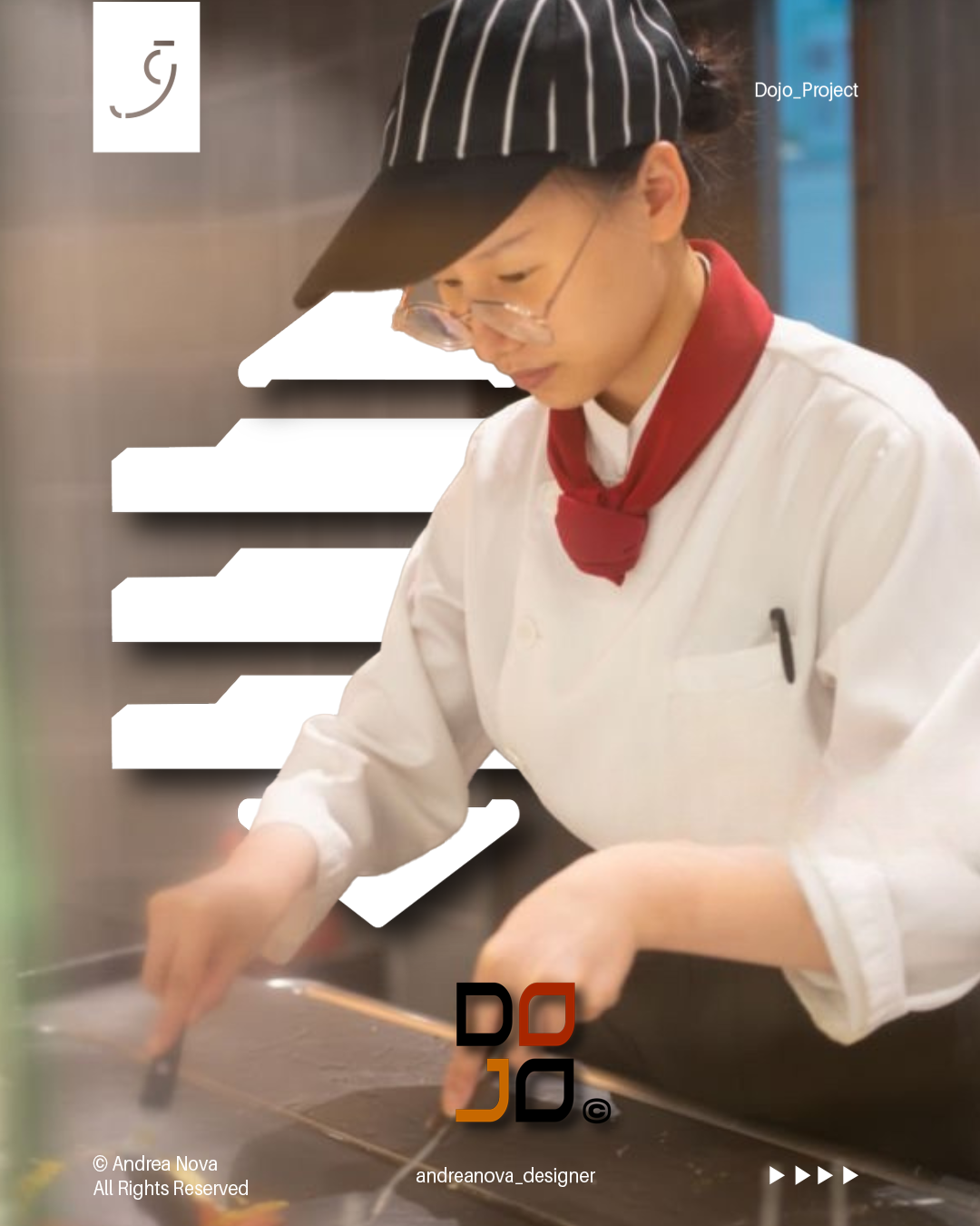 Una chef donna indossa un grembiule bianco, un berretto nero con righe biene e occhiali, mentre prepara del cibo in cucina.