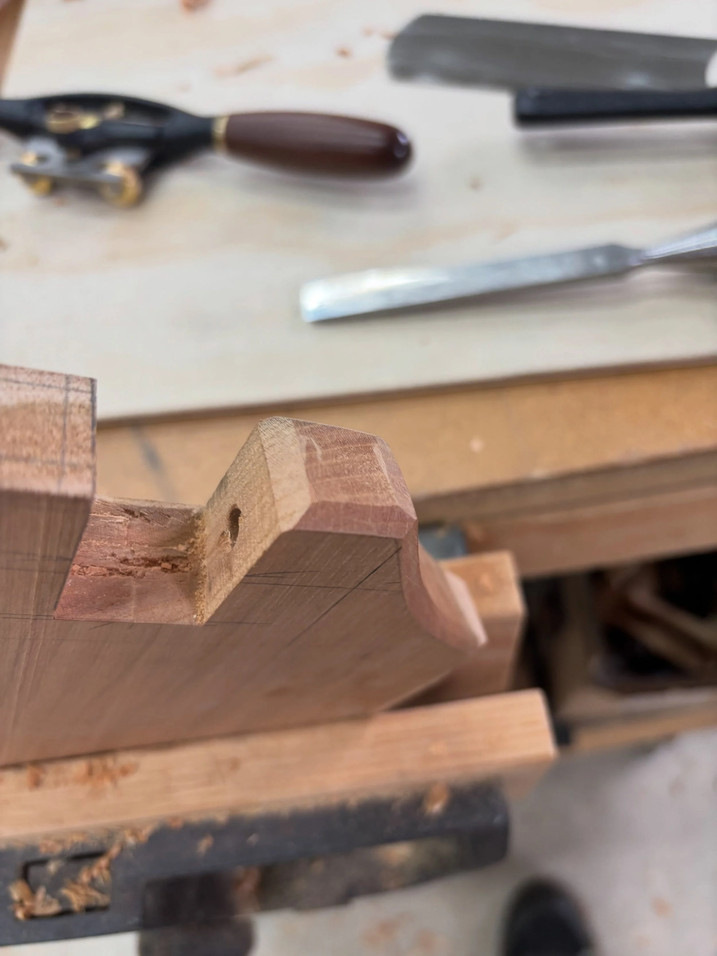 Sculpting edges and faces takes the longest when I&rsquo;m making one of my totes. I like to draw guide lines but it&rsquo;s more important that the surfaces are interesting than just inside the lines. Interesting to fingers as well as eyes.
#hornbea