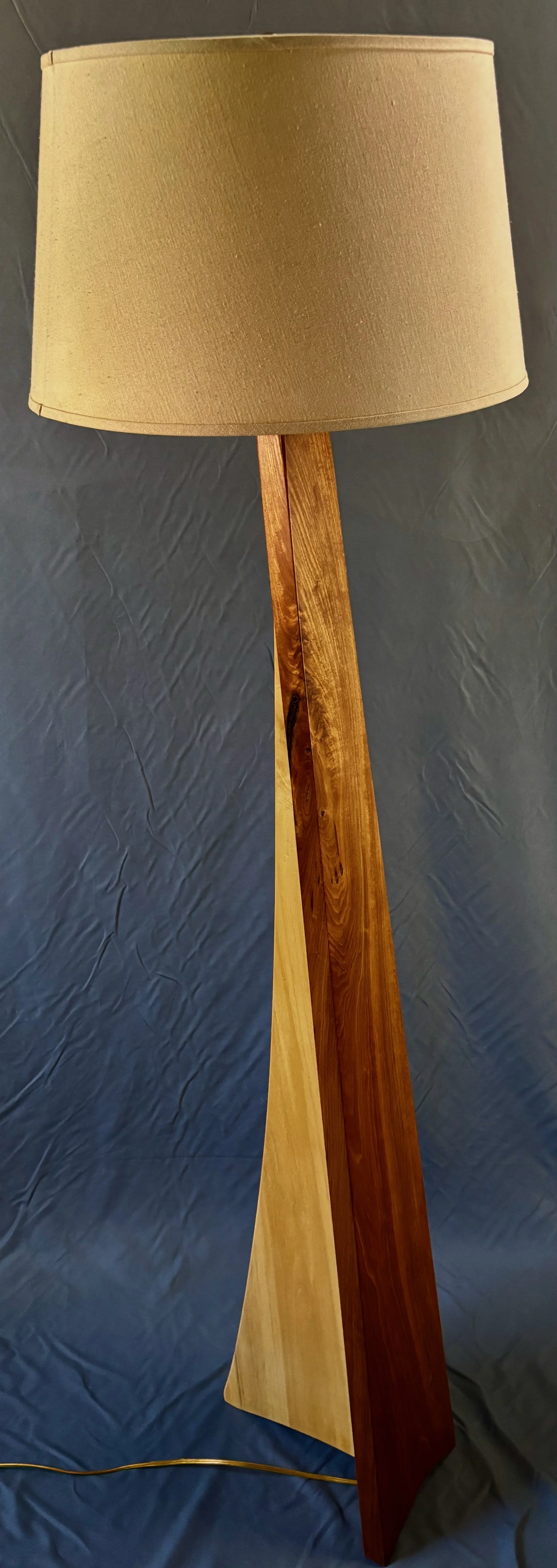 Floor lamp in walnut and poplar
