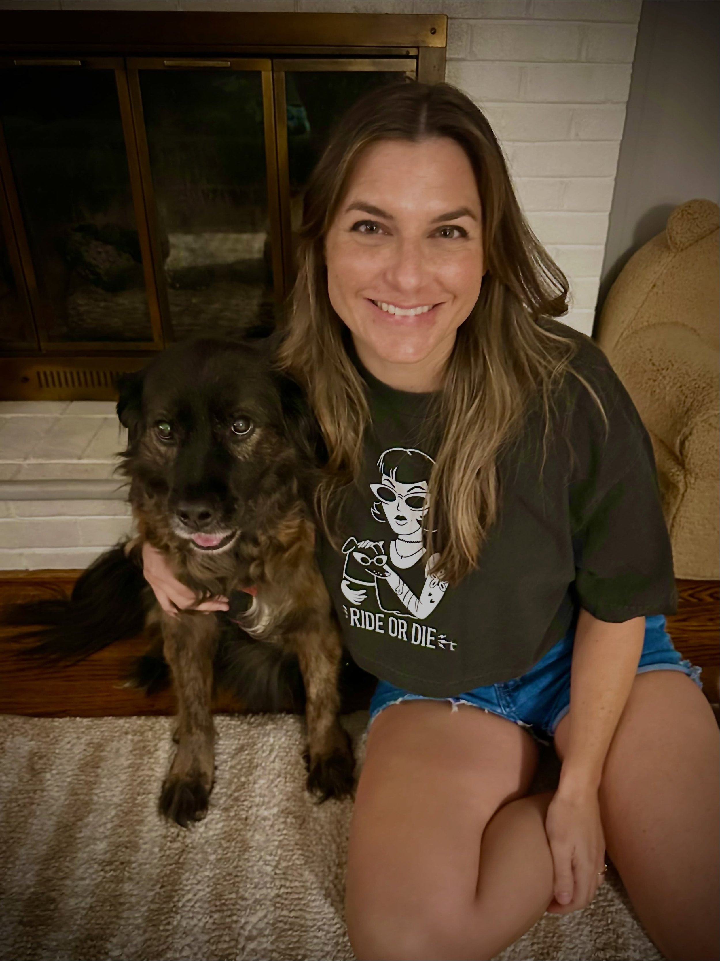 Clap your eyes on lovely Jill and her Ride or Die, Sweet Dee! Just a couple of beauties, chillin 😍 You can get your own Ride or Die crop top in my store! Link in Bio 😎❤️