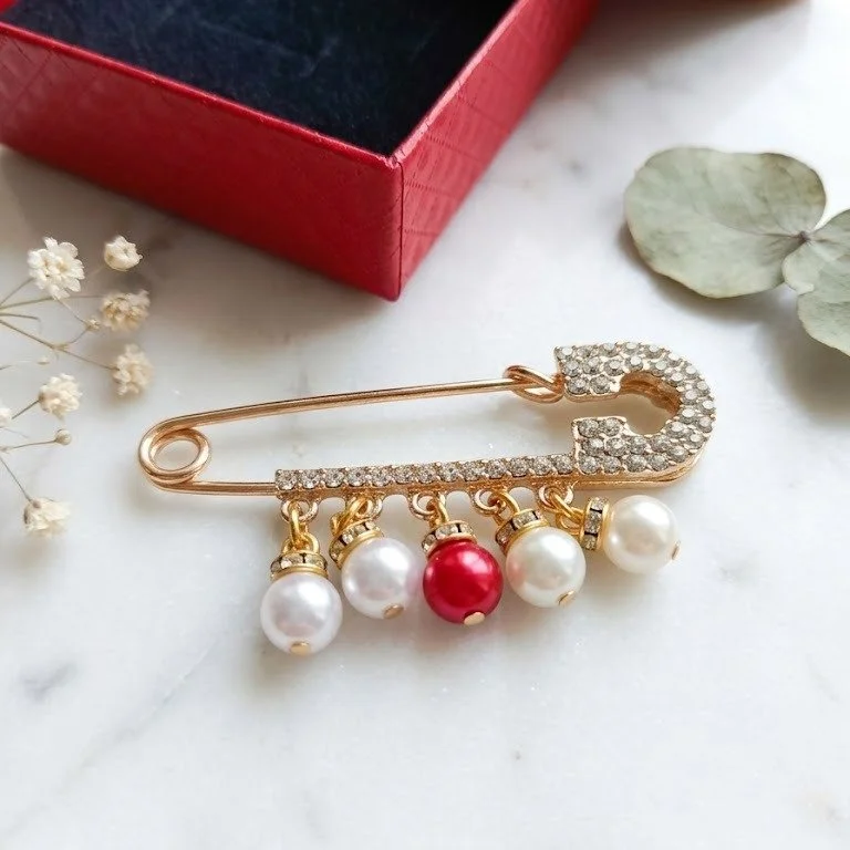 "La Broche Goutte de Gala" 
Style Chic et Raffin&eacute;
Un &Eacute;clat de Gala et de Distinction
Avez-vous d&eacute;j&agrave; souhait&eacute; capturer la lumi&egrave;re d'une r&eacute;ception prestigieuse pour la porter sur votre revers ?