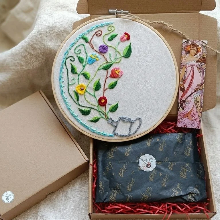"Unique exemplaire! Je suis unique, mes &oelig;uvres aussi, et vous?"
Une &Eacute;manation de Mon &Acirc;me, Captur&eacute;e par le Fil.
Entrez dans le cercle sacr&eacute; de cette cr&eacute;ation. Ce tambour n'est pas un simple objet de d&