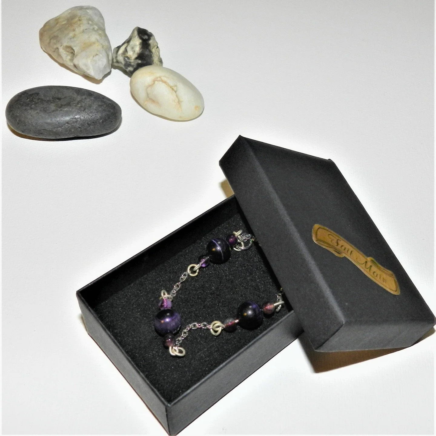 Laissez-vous envo&ucirc;ter par la profondeur mystique de ce bracelet artisanal en am&eacute;thyste v&eacute;ritable. Chaque pierre a &eacute;t&eacute; s&eacute;lectionn&eacute;e pour ses nuances violettes intenses, &eacute;voquant la s&eacute;r&eacu