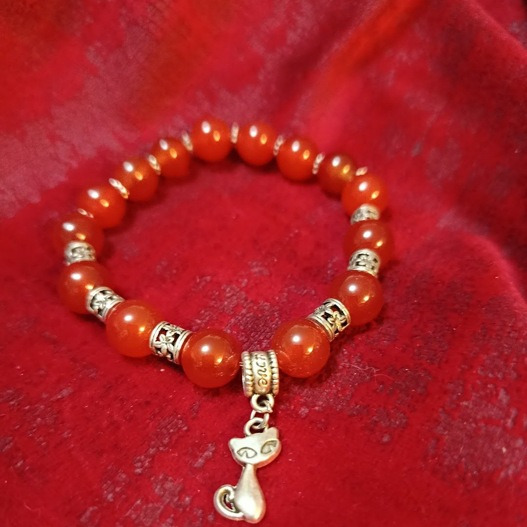 ALERTE COUP DE C&OElig;UR POUR LES CAT LOVERS !
Parce qu'on ne les aime jamais trop, voici notre tout nouveau bracelet "F&eacute;lin Love" ! 🧡
Il associe la chaleur et la vitalit&eacute; des perles de Cornaline naturelle &agrave; une adora