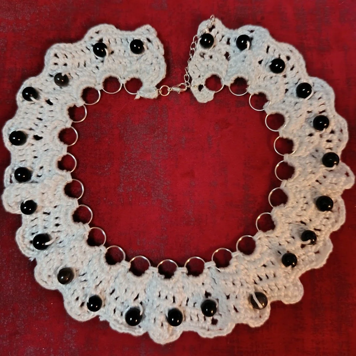 L'ART TEXTILE S'INVITE &Agrave; VOTRE COU
Terminons la s&eacute;lection avec notre pi&egrave;ce ma&icirc;tresse : le col plastron "Nuit Blanche" ! ✨ 
Enti&egrave;rement crochet&eacute; &agrave; la main, ce collier unique joue la carte du co