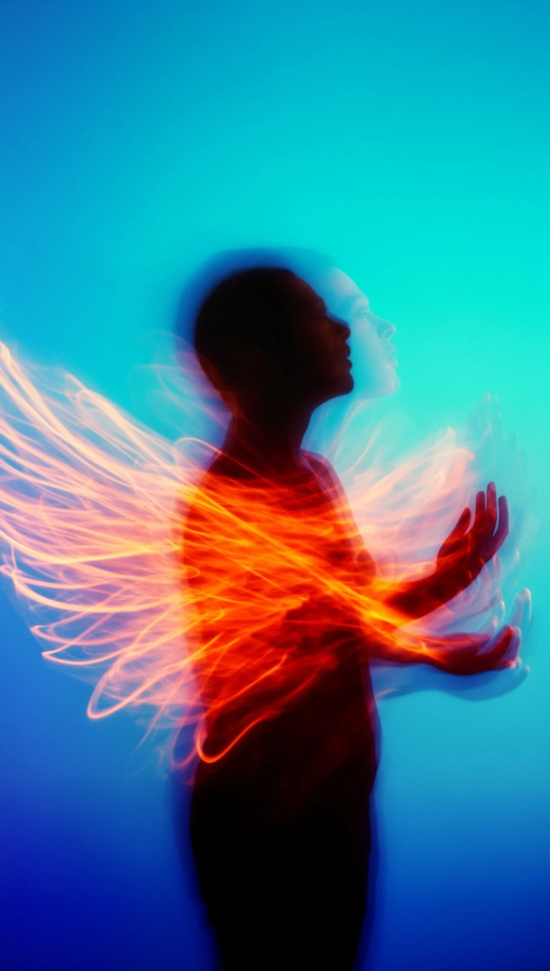 Figura de una persona en silueta con efecto de luz naranja y azul around a su cuerpo, en fondo azul.