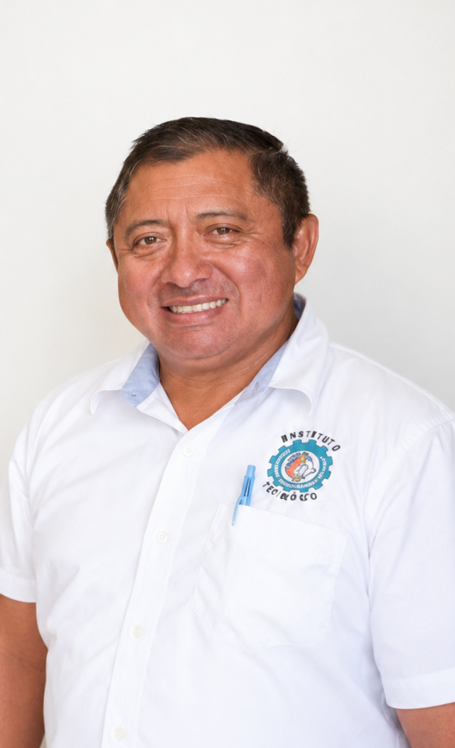 Hombre con camisa blanca que lleva un logotipo del Instituto Tecnológico en el lado izquierdo, sonriendo frente a fondo claro.