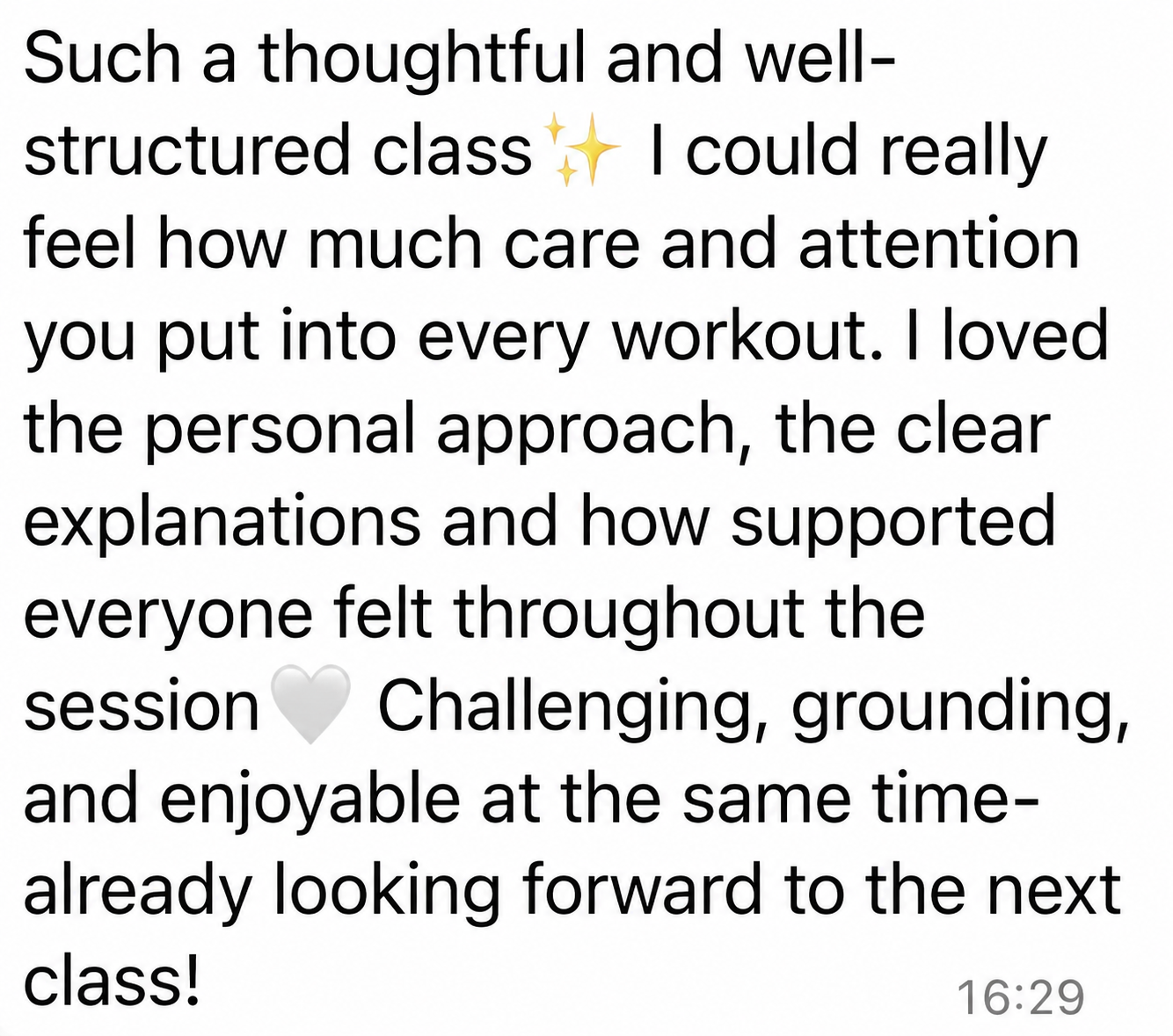 A quote on a white background expressing appreciation for a well-structured fitness class, mentioning care, explanations, personal approach, and positive feelings about the session, with star and heart emojis.
