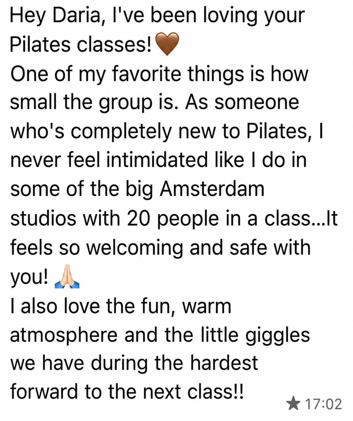 A personal message on a white background expressing love for Pilates classes, mentioning the small group size and the welcoming atmosphere, with emojis of a heart, praying hands, and a star, and a timestamp of 17:02.