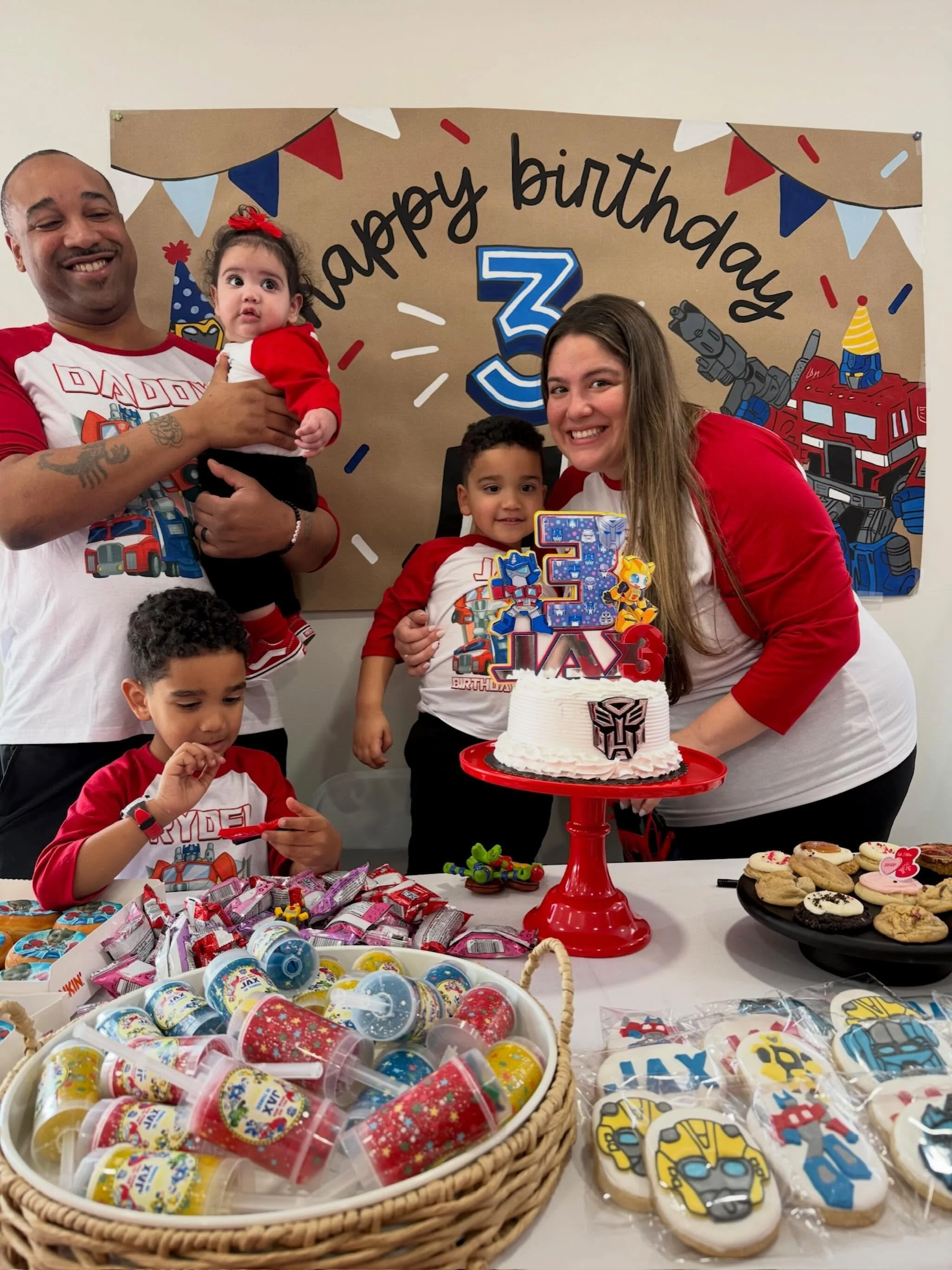 This is what birthdays are really about 🎉🤍

A room full of family.
A table covered in your favorite treats.
The biggest smile when you see your dream theme come to life.

From the custom cookies and cupcakes to the little details that make every ce
