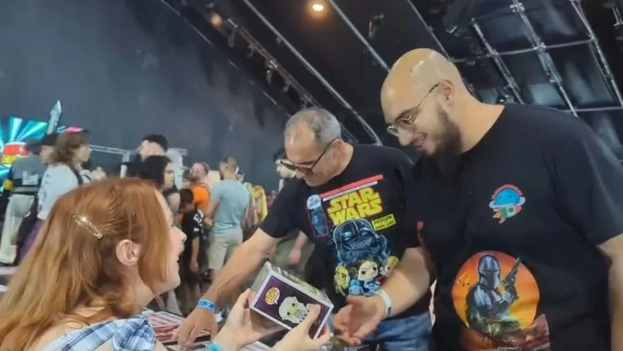 Beccy Henderson signing autographs at Malta Comic Con