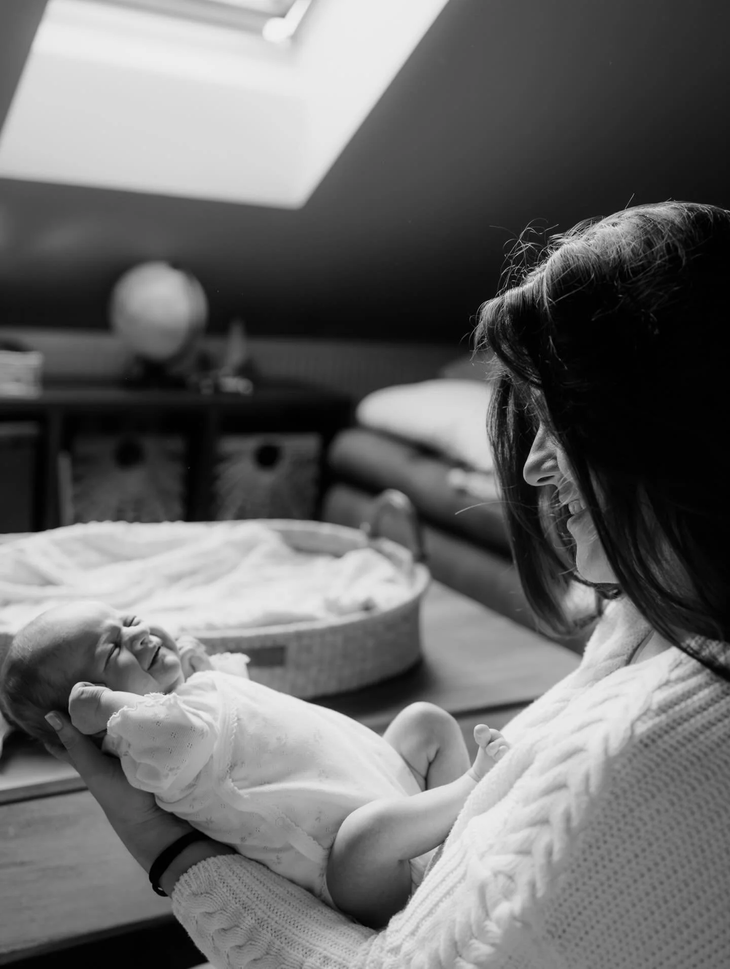 P&aacute;r dn&iacute; star&aacute; a už m&aacute; v&scaron;echny omotan&eacute; kolem prstu. Doslova 🤍 Dal&scaron;&iacute; přen&aacute;dhern&aacute; newborn session s jedn&iacute;m velk&yacute;m z&iacute;vnut&iacute;m přesně ve spr&aacute;vn&yacute;