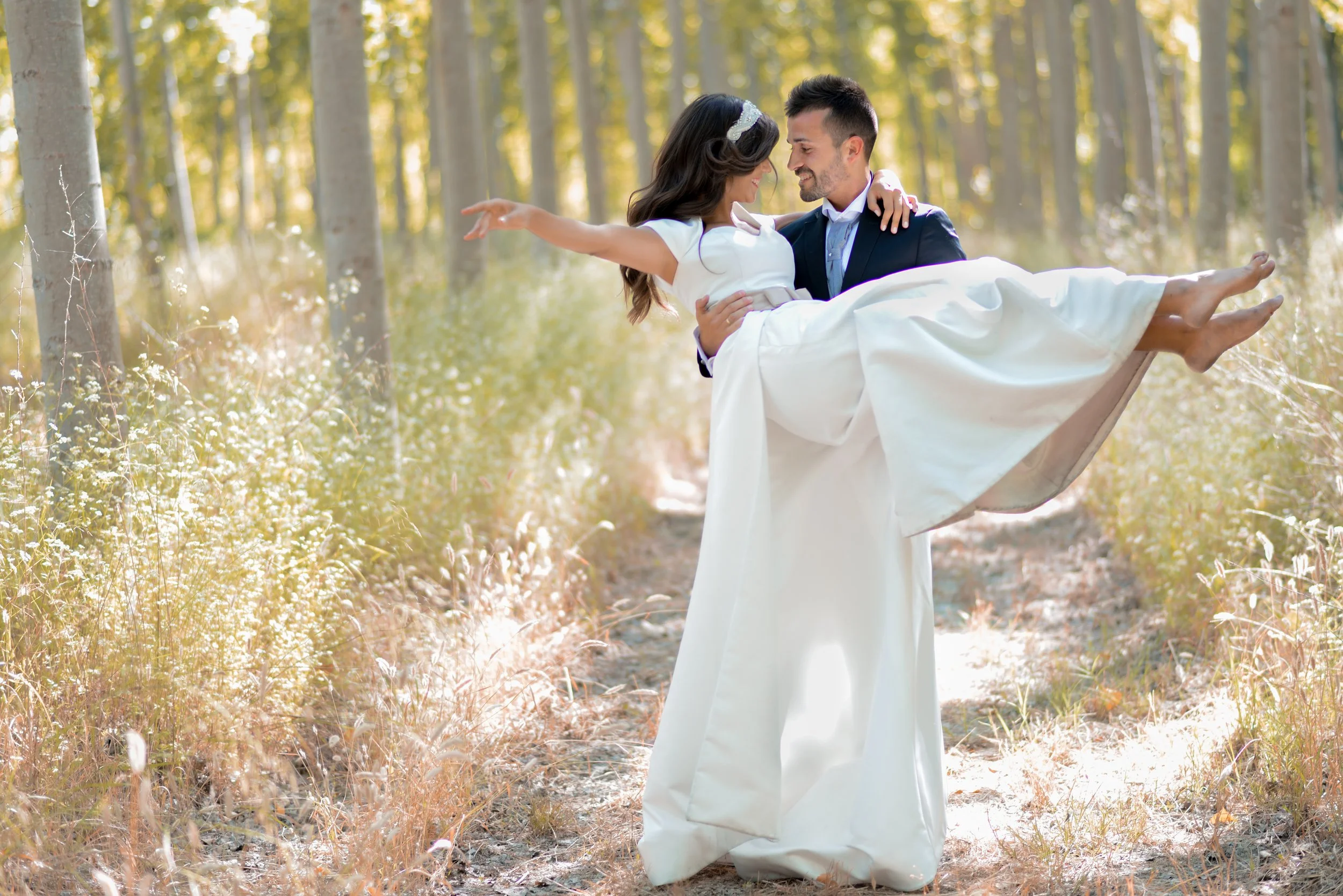 loving-couple-celebrating-a-wedding-in-nature-2026-01-05-00-10-00-utc.jpg