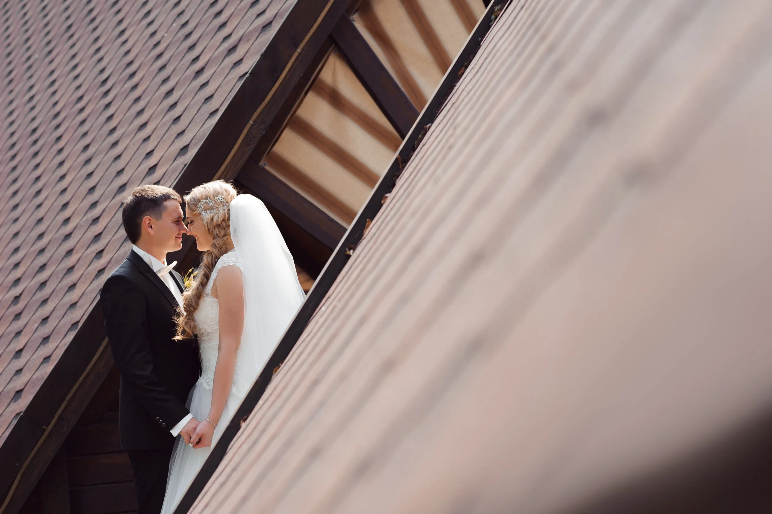 beautiful-couple-holding-hands-on-wedding-day-2026-01-09-08-13-18-utc.jpg