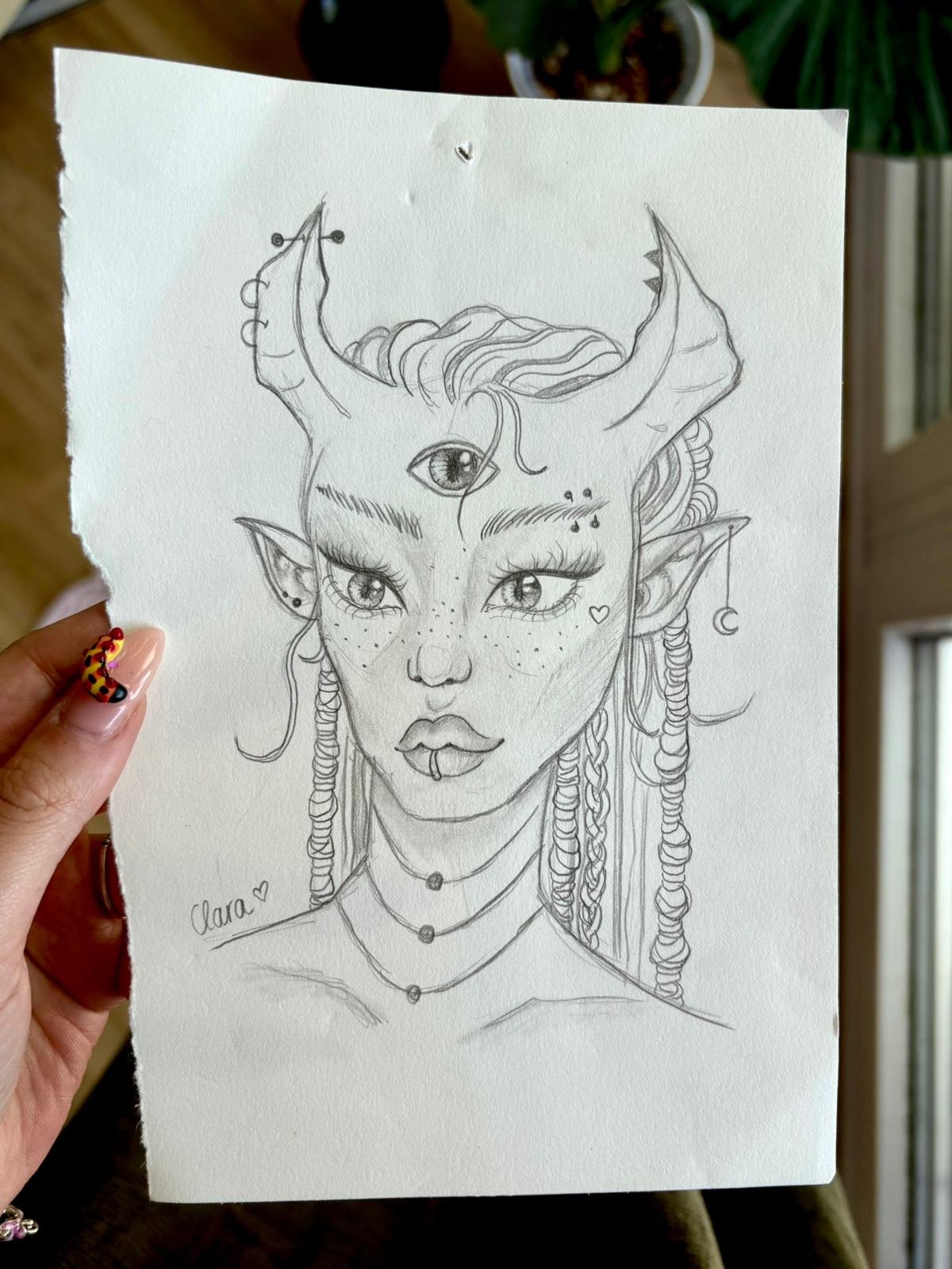 Handgezeichnetes Porträt einer Fantasie-Figur mit einer dritten Auge, großen Augen, Piercings, spitzen Ohren, langen Zöpfen und mehreren Halsketten.