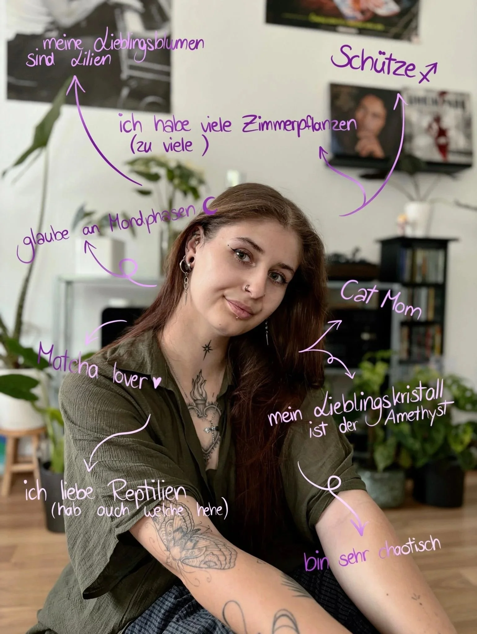 Ein junges Mädchen mit Tattoos im Wohnzimmer, im Hintergrund Pflanzen und Fernseher, mit handgeschriebenen Notizen in Lila.