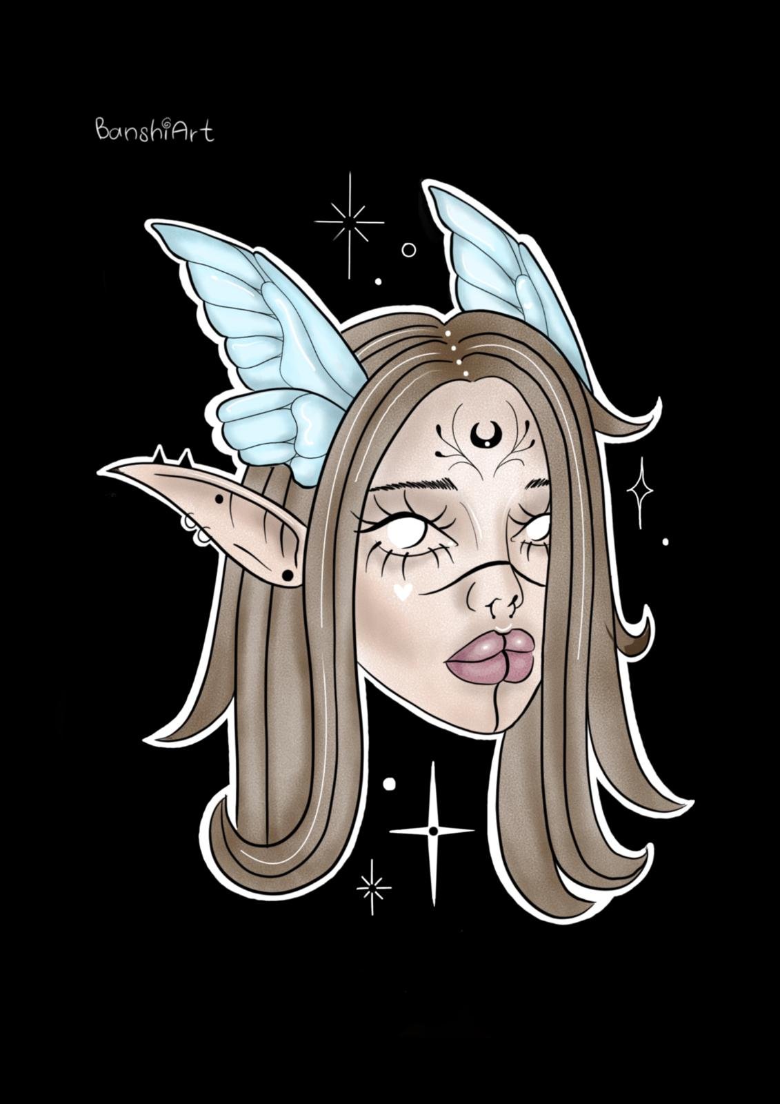 Digitale Illustration eines mystischen Wesens mit Elfenohren, lila Lippen, weißen Augen, blauen Flügeln auf dem Kopf, einem Mondstirn-Tattoo und einem Stern-Accessoire auf der Stirn vor einem schwarzen Hintergrund mit Sternen und Glitzereffekten.