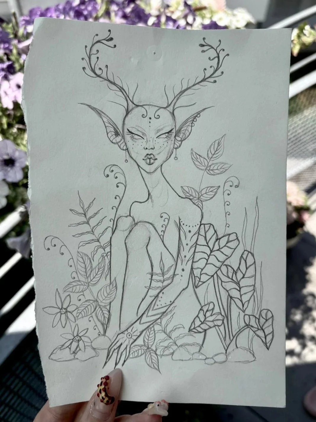 Handgezeichnete Fantasiefigur mit Elfenohren, Antler-Haaren und Blumen im Hintergrund.
