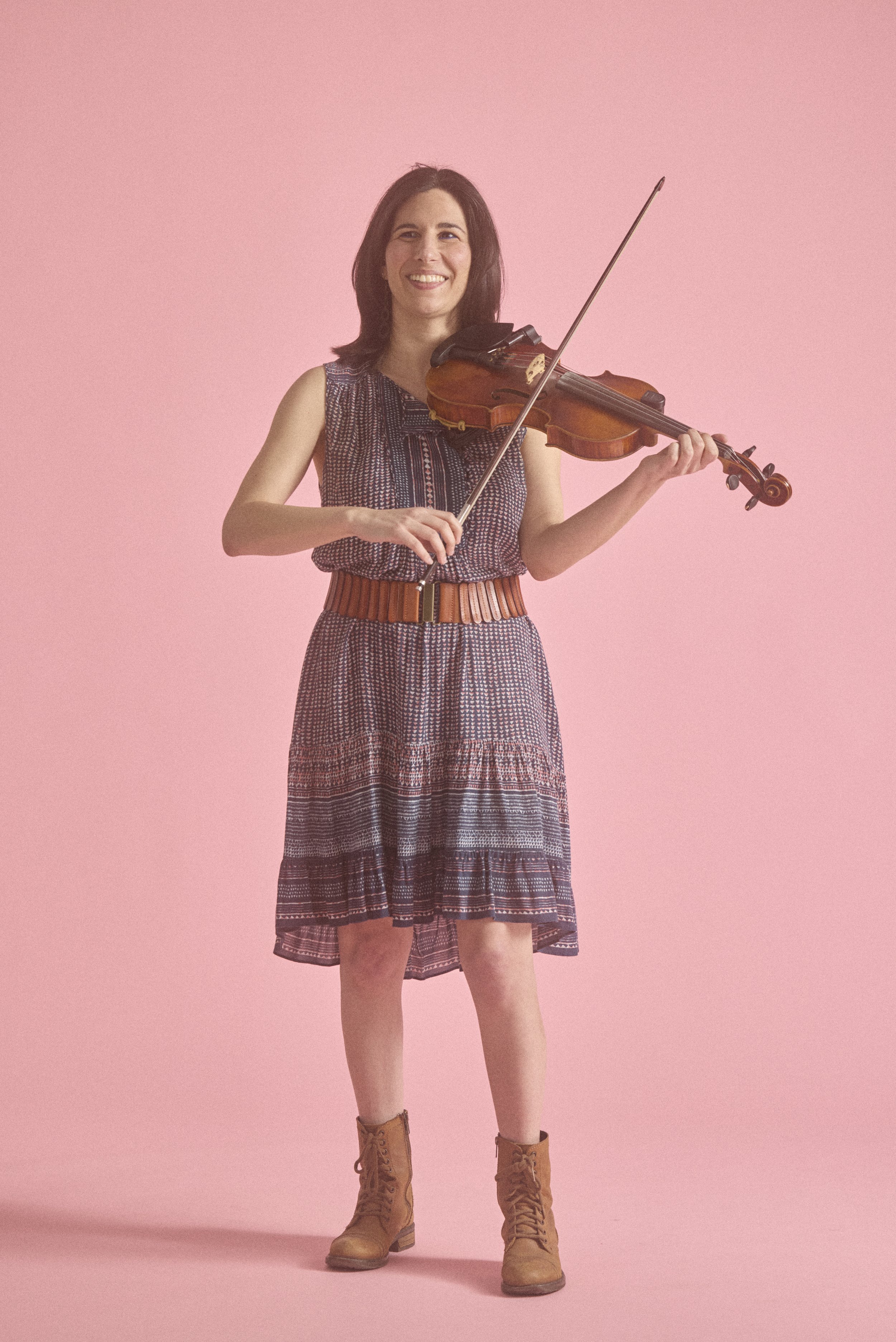 The Talking Hearts bandleader and songwriter Rachel Rosenberg playing the fiddle