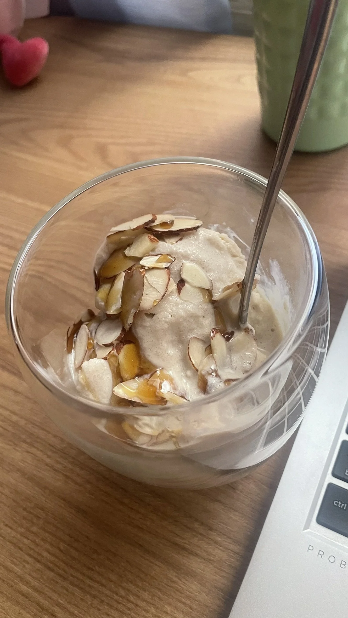 Helado de yogurt con miel de lavanda
