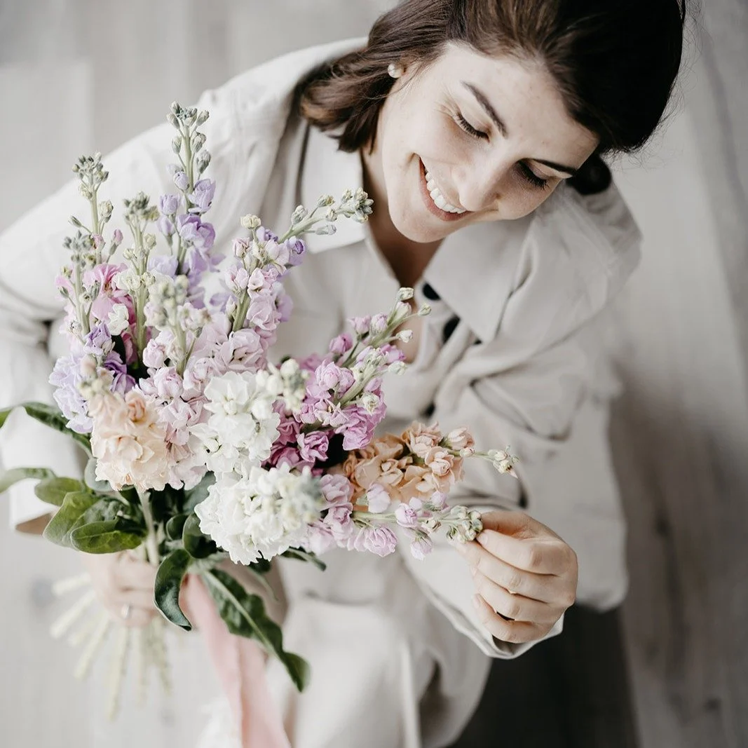 Hej! Ich bin Seraina und zusammen mit meinem Team @patis.blumenwelt und Corinne erarbeite ich unvergessliche Dekorationskonzepte f&uuml;r Hochzeiten und Events.
Blumen sind so viel mehr als wild gepfl&uuml;ckte Sch&ouml;nheiten! Ausgearbeitet bis ins