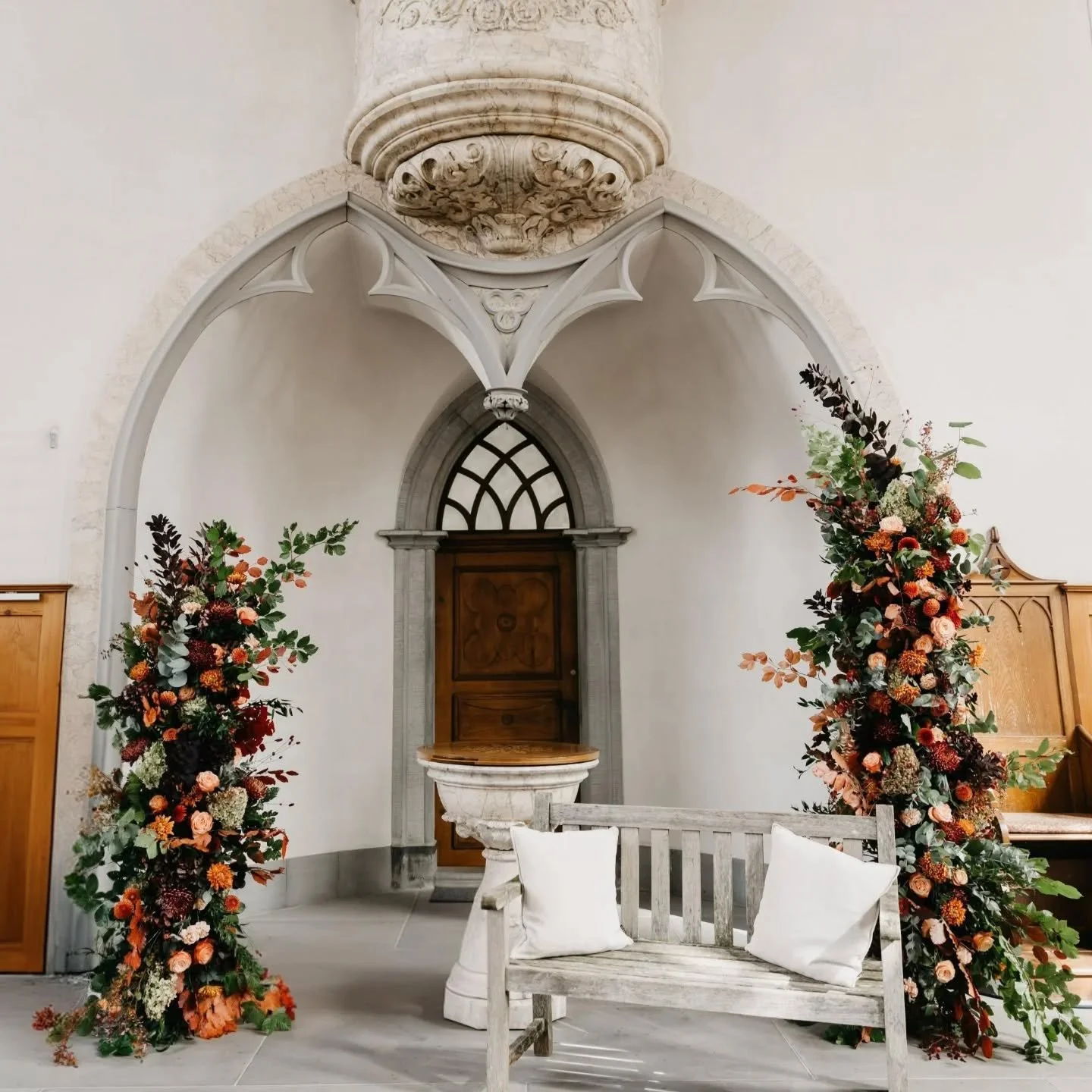 Blumens&auml;ulen eine sch&ouml;ne Alternative zum klassischen Traubogen. Besonders in geschlossenen R&auml;umen wie in einer Kirche, sind sie sch&ouml;n zu platzieren und geben dem Raum eine besonderen "Glanz" 

Team - @blumenlaube &amp; @