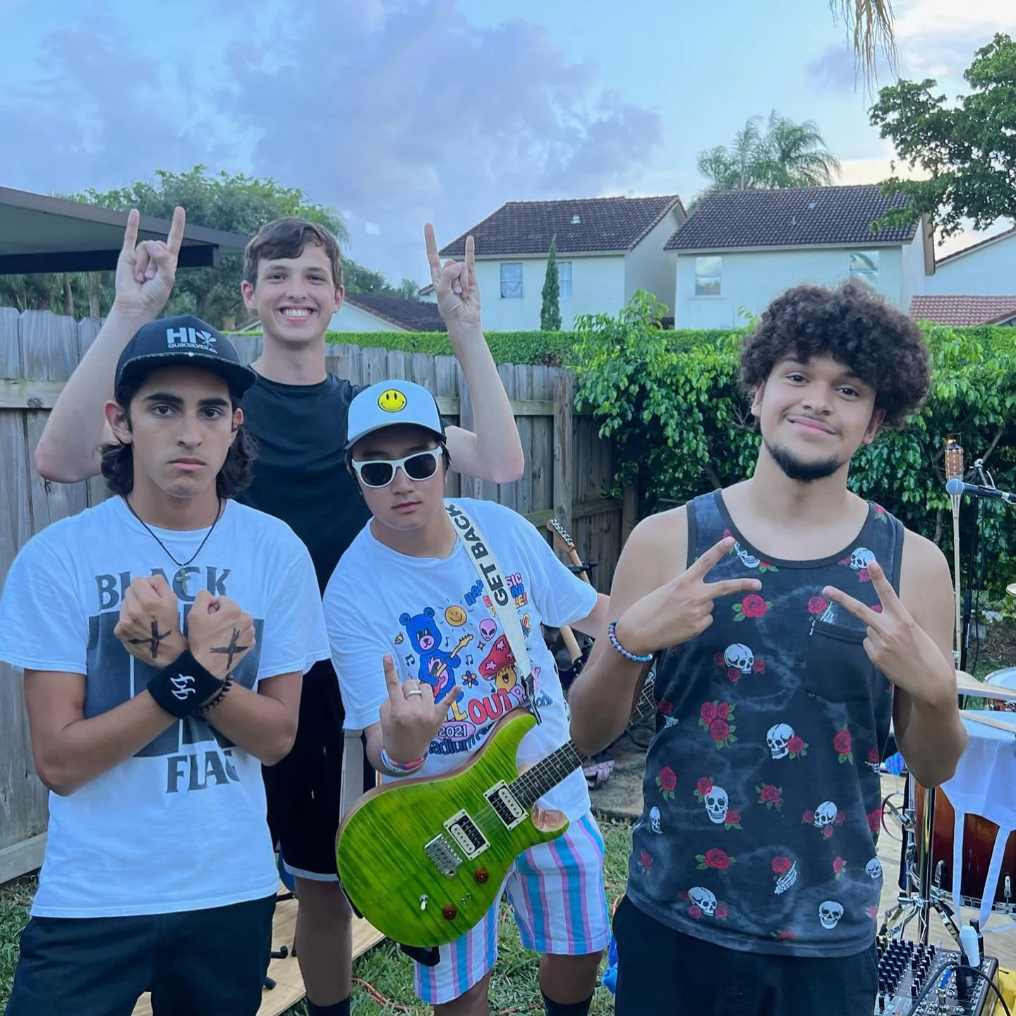 A year ago today&hellip; we kicked off the Backyard Tour! What was your favorite moment from the tour? Thank you guys for such amazing memories❤️&zwj;🔥

#backyardtour #rubberhearts #yearagotoday #rocknroll #punk #grunge