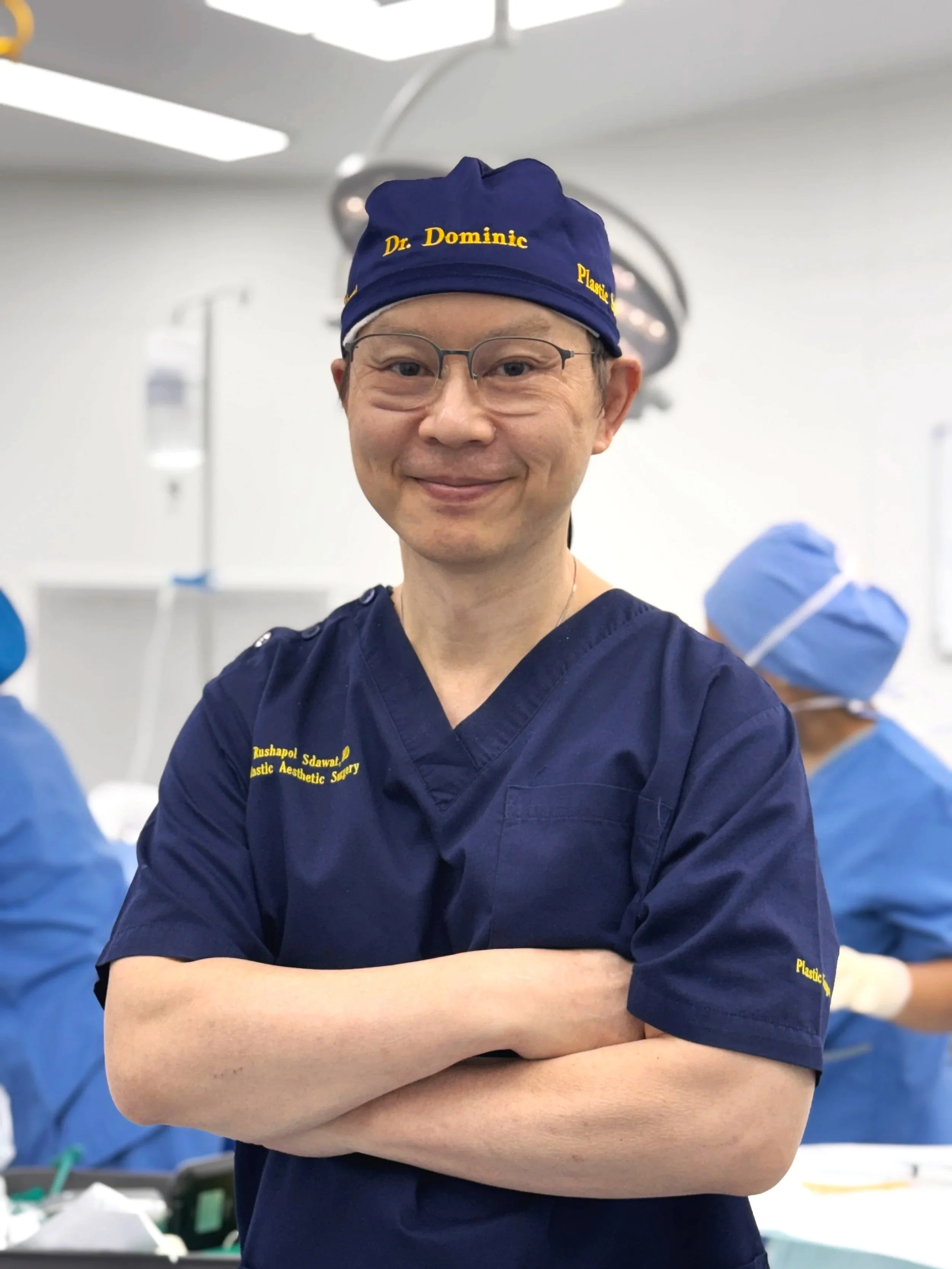 Dr. Rushapol Sdawat (Dominic), plastic surgeon in Bangkok, in surgical scrubs in the operating room at Intrarat Hospital