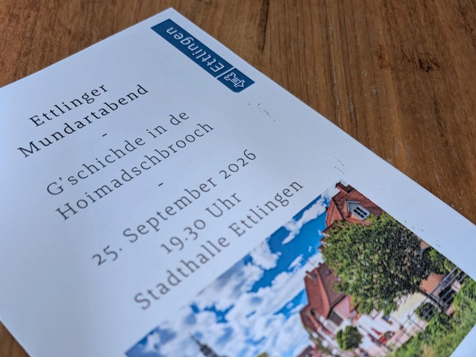 Ein Flyer mit einem Bild der Ettlinger Innenstadt. Die Alb und einige Häuser der Altstadt sind zu sehen.
