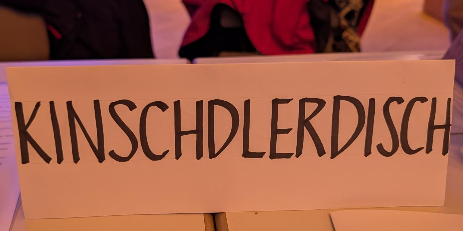 Ein Schild mit der Aufschrift Kinschdlerdisch.