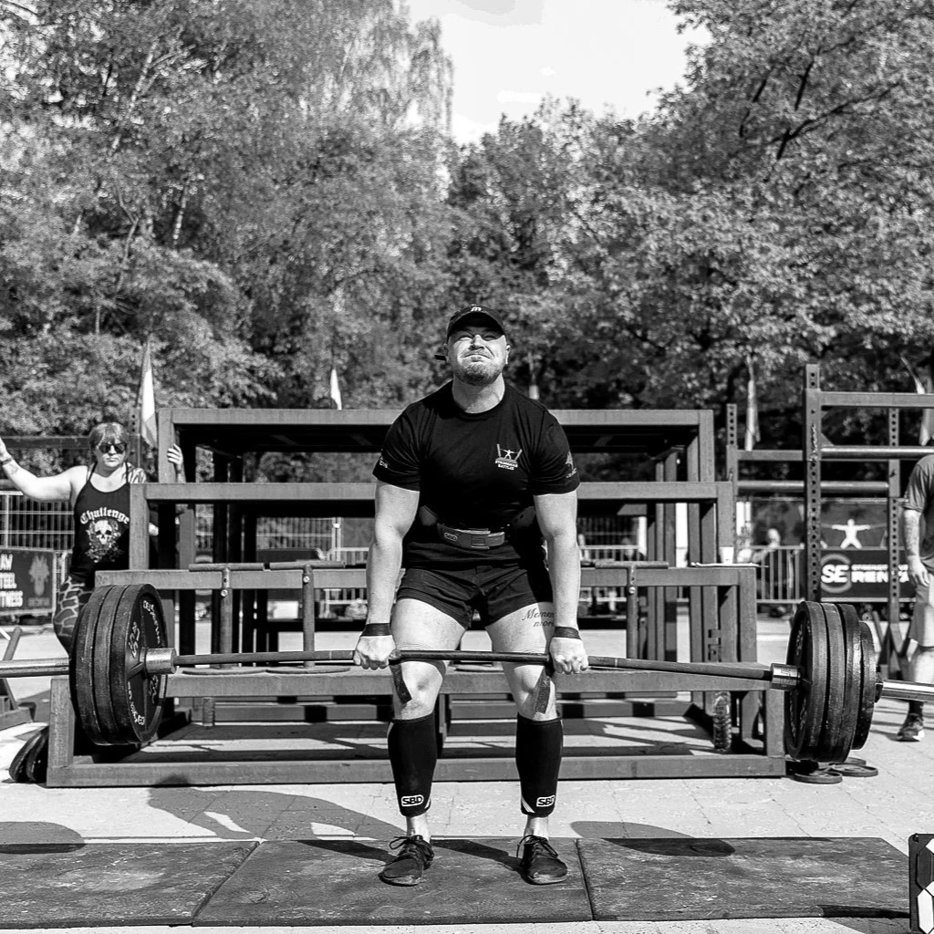 Head coach and founder Martin doing a 210kg deadlift with elephant bar during his strongman competition.