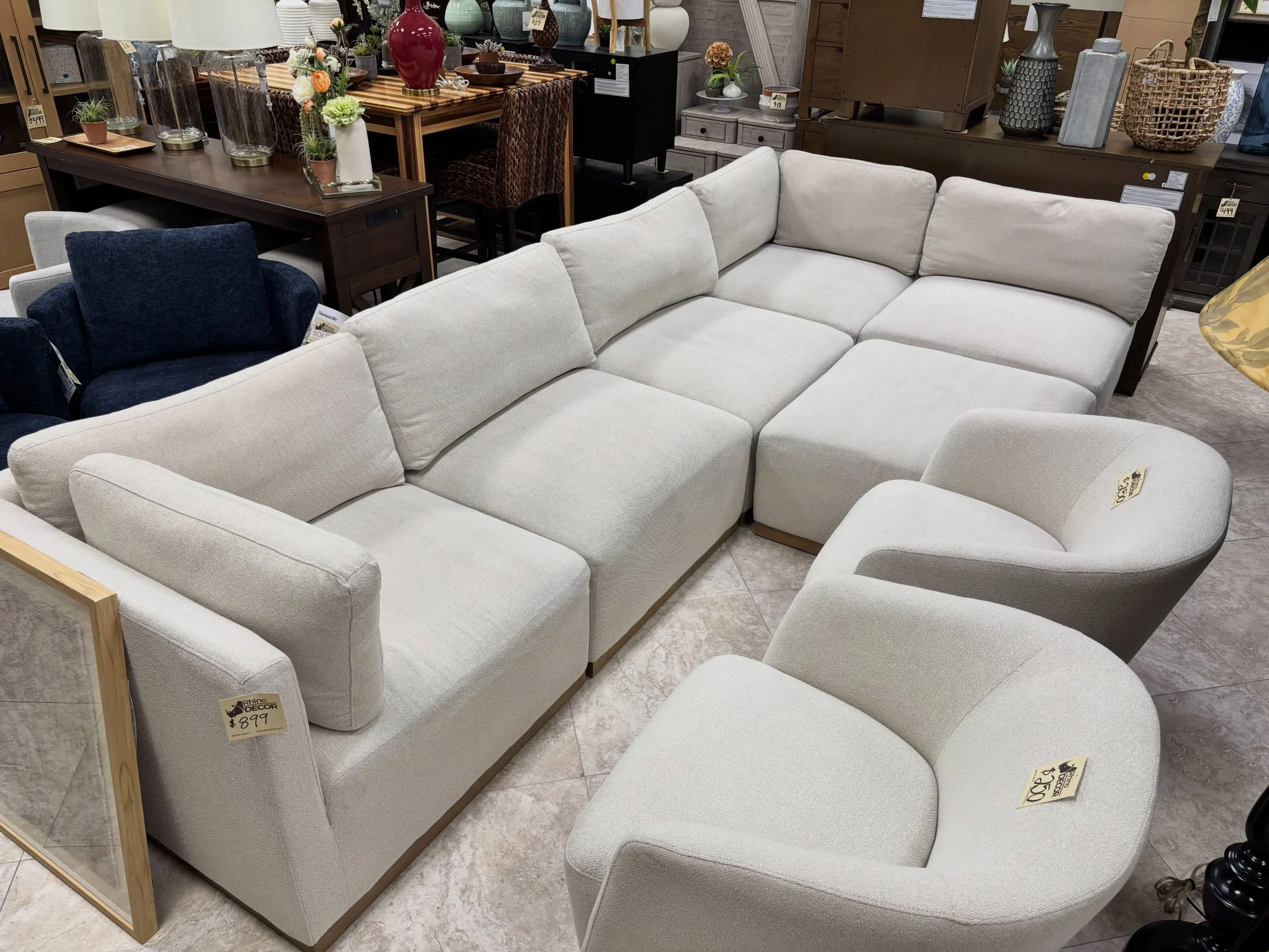 Henredon Murphy 6pc Off White Cream Sectional 
✅ Like New Condition
📏 139.5&rdquo; x 70&rdquo; x 37.5&rdquo; x 28.5&rdquo;H
💲 899

Available now at Rhino Decor
📍 13393 W Colonial Dr, Winter Garden, FL 34787
🕙 Tue&ndash;Thu 10&ndash;5 | Fri&ndash;