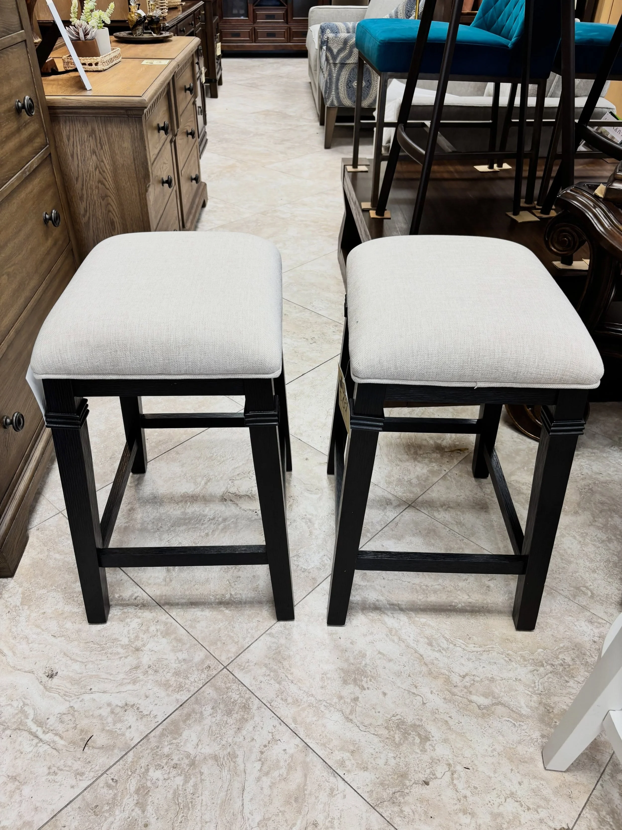 JUST ARRIVED &mdash; classic style, smart savings.

Naylor Black Counter Stool
✅ Like New
📏 17.5&rdquo; X 14&rdquo; X 24&rdquo;H
💲 $49 Each, 2 available 

Available now at Rhino Decor
📍 13393 W Colonial Dr, Winter Garden, FL 34787
🕙 Tue&ndash;Thu