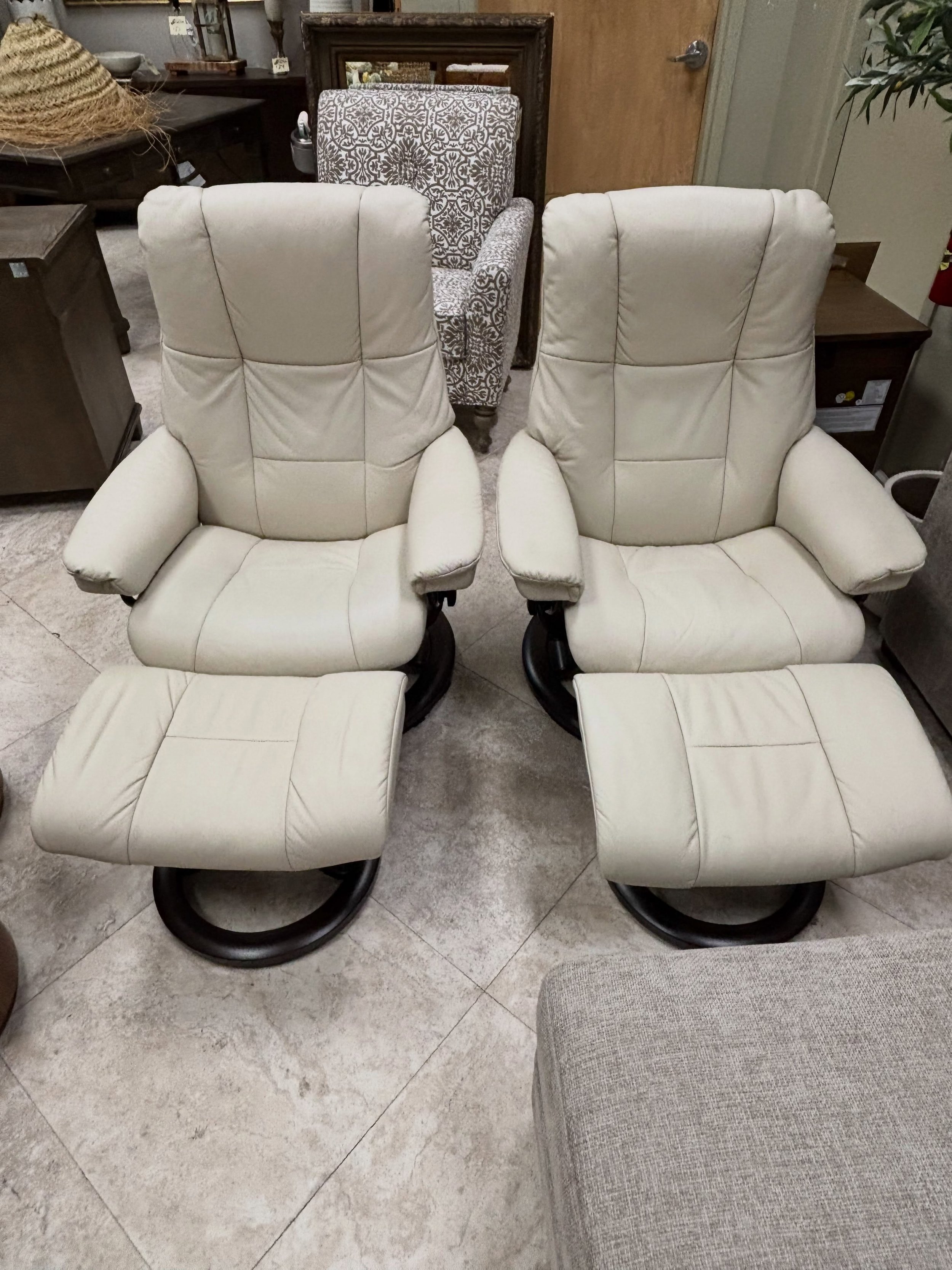 JUST ARRIVED &mdash; quality resale at a great value.

Stressless Medium Chair &amp; Ottoman
✅ Excellent Condition 
📏 31&rdquo; X 29&rdquo; X 30&rdquo;H
💲 1099, set of 2
 

Available now at Rhino Decor
📍 13393 W Colonial Dr, Winter Garden, FL 3478