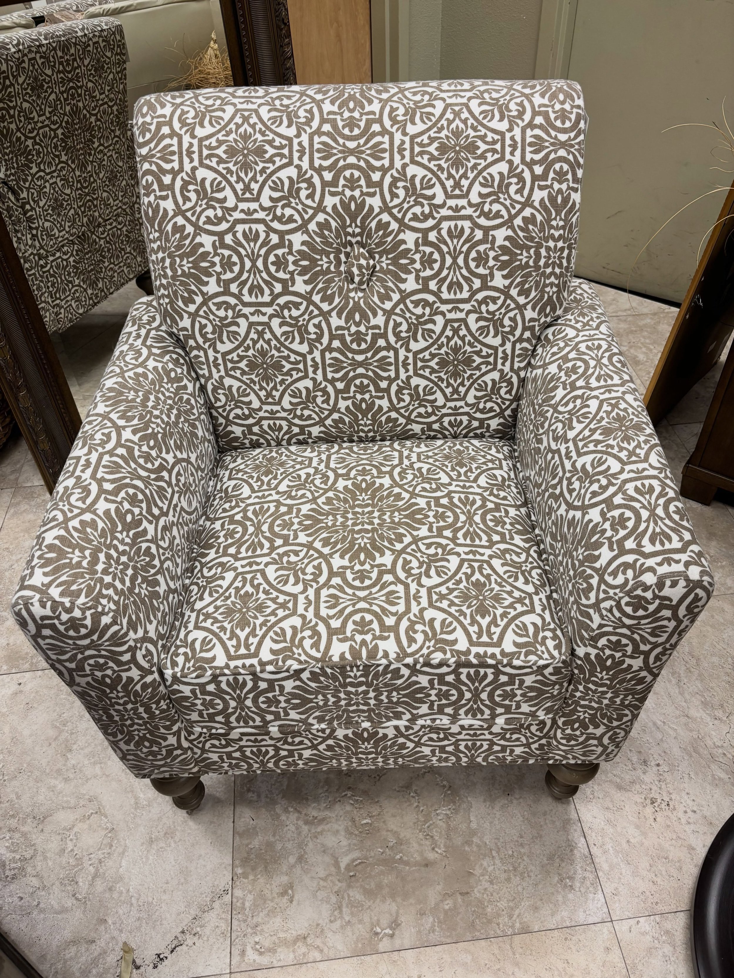 JUST ARRIVED &mdash; don&rsquo;t miss this one!

Beige and White Accent Chair
✅ Like New
📏 26&rdquo; X 32&rdquo; X 38&rdquo;H
 💲199

Available now at Rhino Decor
📍 13393 W Colonial Dr, Winter Garden, FL 34787
🕙 Tue&ndash;Thu 10&ndash;5 | Fri&ndas