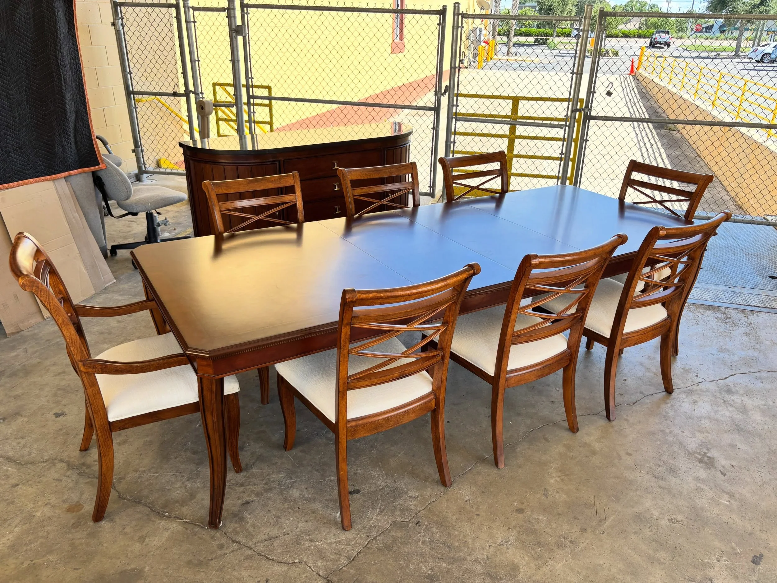 JUST ARRIVED &mdash; quality furniture without the high-end price.

Universal Dining Table Set w/Black Stone Buffet
✅ Excellent Condition 
📏 Table: 72 x 44 x 30&rdquo; H, Leafs: 18&rdquo; each, Chairs: 21.5&rdquo; x 21.5&rdquo; x 38.5&rdquo;H
 💲 14