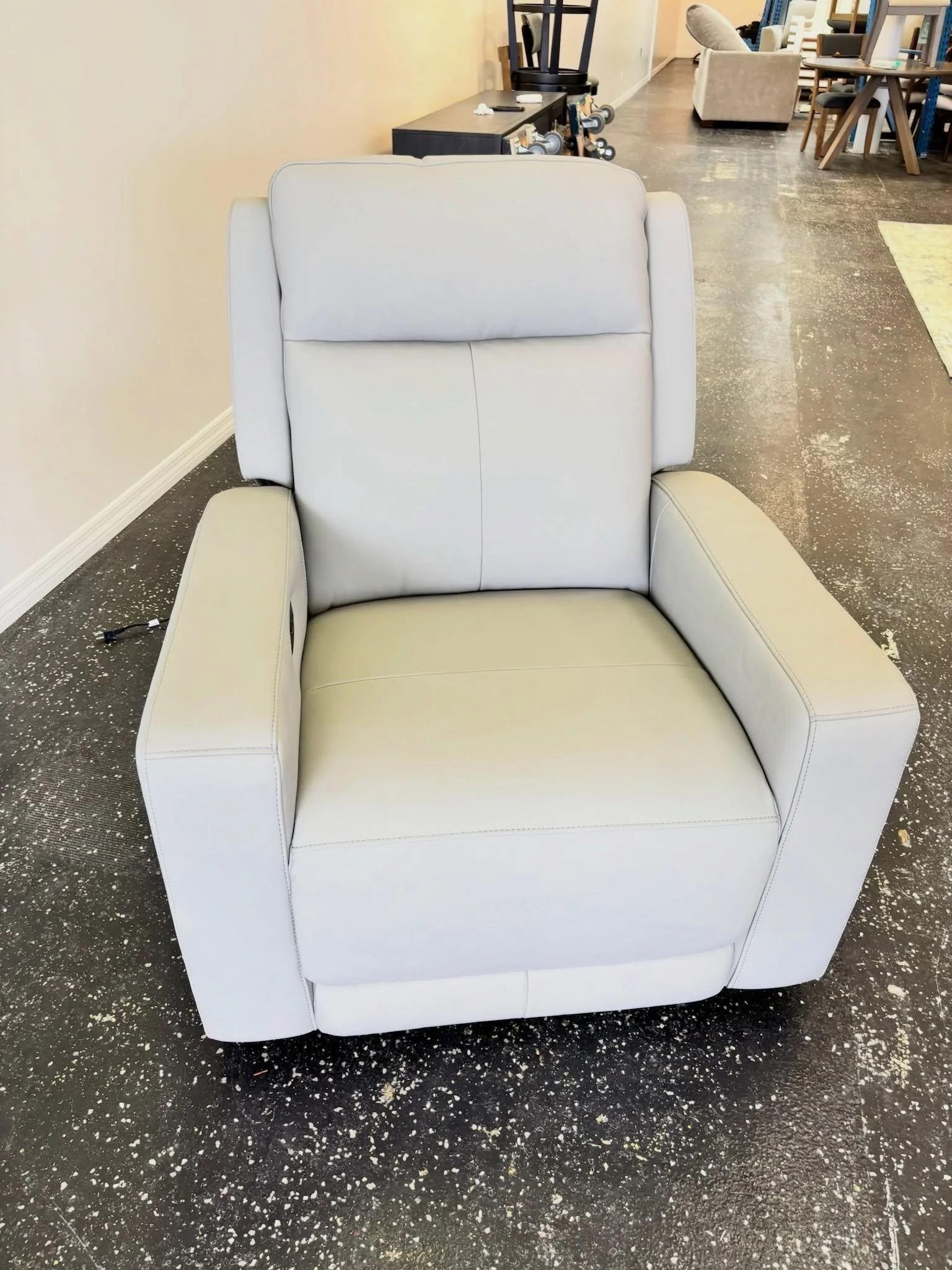 JUST ARRIVED &mdash; well-built and ready to go.

Wren Zero Gravity Power Leather Recliner with Power Headrest 
✅ Like New Condition
📏 37&rdquo; x 40&rdquo; x 40.5&rdquo;H
💲450

Available now at Rhino Decor
📍 13393 W Colonial Dr, Winter Garden, FL