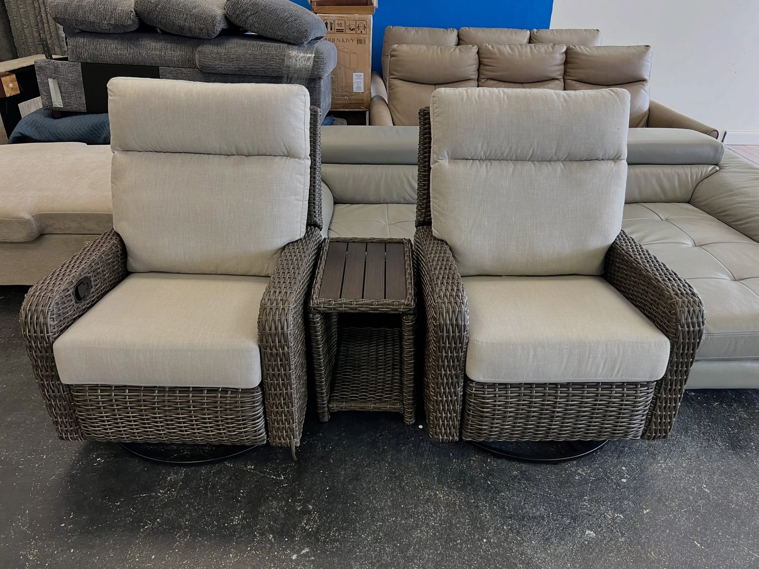 JUST ARRIVED &mdash; and priced to move. 

Thomasville 3pc Patio Swivel Glider Recliner Set
✅ Like New Condition
📏 Recliners: 32&rdquo; x 38&rdquo; x 39&rdquo;H, ET: 14.5&rdquo; x 20&rdquo; x 21&rdquo;H
 💲 750

Available now at Rhino Decor
📍 13393