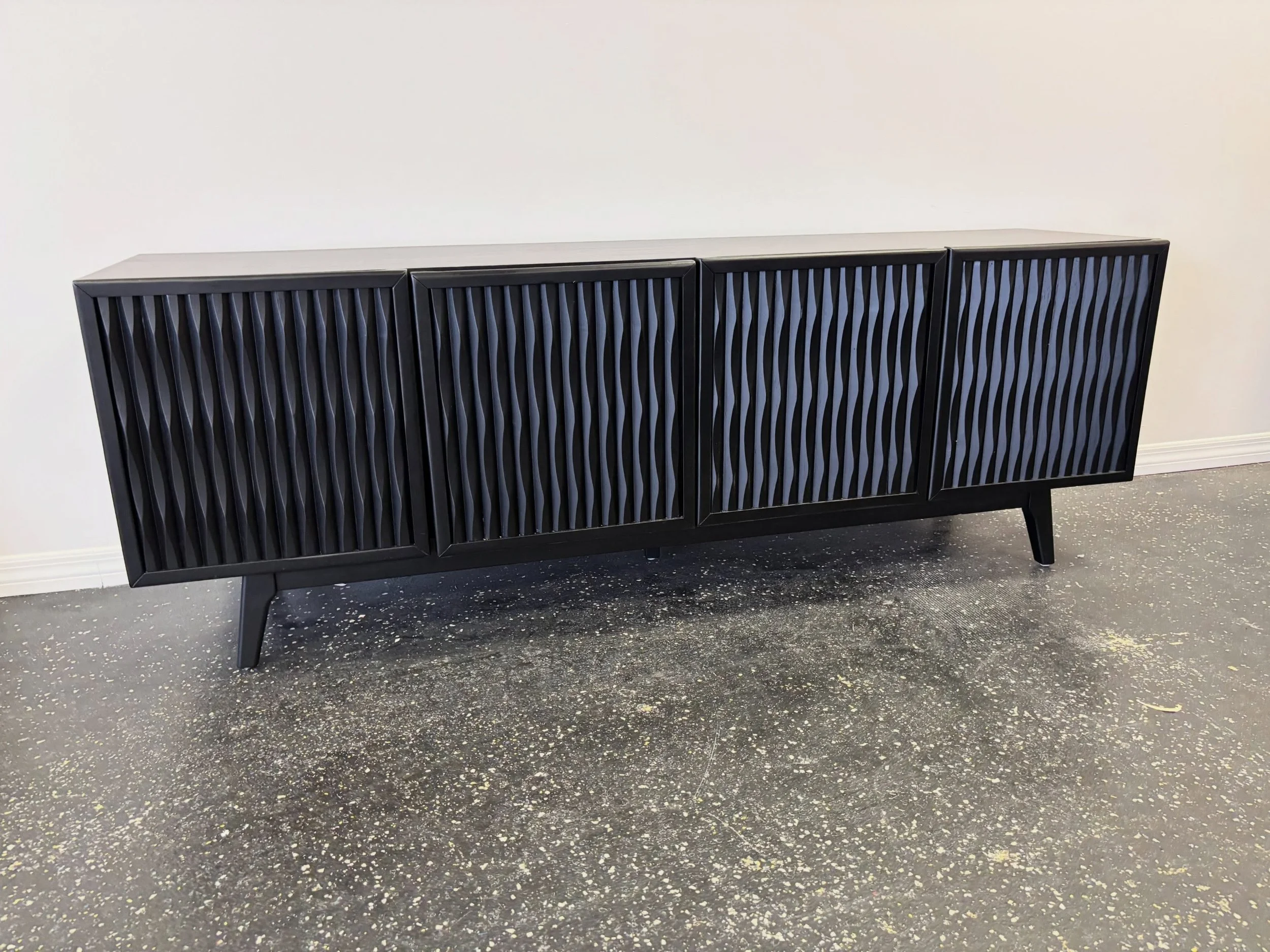 JUST ARRIVED &mdash; and priced to move. 

Black Del Ray Oaks Console
✅ Good Condition
📏 74&rdquo; x 18&rdquo; x 26&rdquo;H
 💲300

Available now at Rhino Decor
📍 13393 W Colonial Dr, Winter Garden, FL 34787
🕙 Tue&ndash;Thu 10&ndash;5 | Fri&ndash;