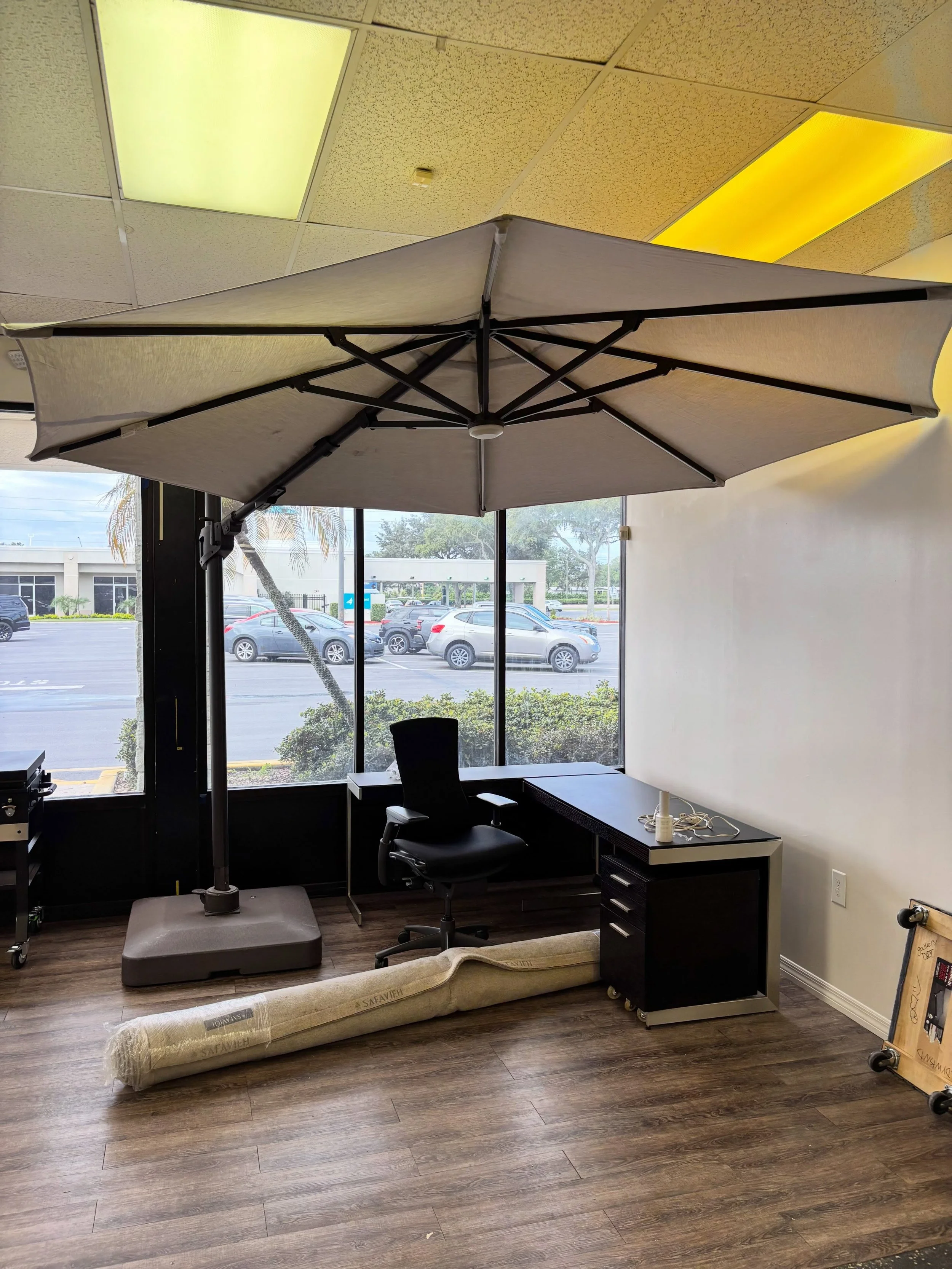 JUST ARRIVED &mdash; a versatile piece with lasting appeal.

11&rsquo; LED Solar Round Cantilever Umbrella
✅ Good Condition, light may not work have not been able to test. 
📏 11&rsquo; Umbrella
 💲 150

Available now at Rhino Decor
📍 13393 W Coloni