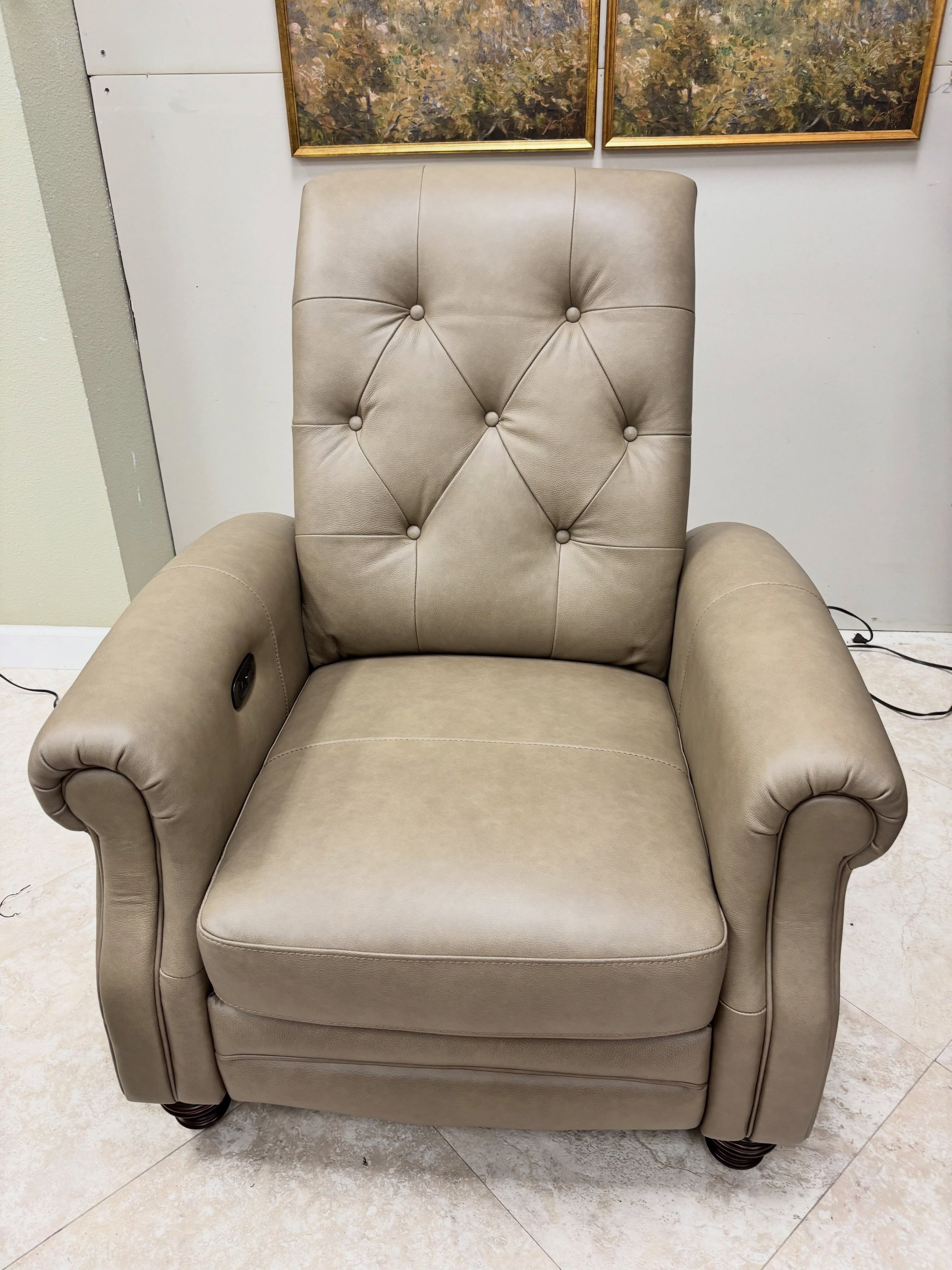 JUST ARRIVED &mdash; classic style, smart savings.

Windsor Tufted Leather Power Recliner
✅ Like New Condition
📏 36.5&rdquo; x 41&rdquo; x 42&rdquo;H
 💲 450

Available now at Rhino Decor
📍 13393 W Colonial Dr, Winter Garden, FL 34787
🕙 Tue&ndash;