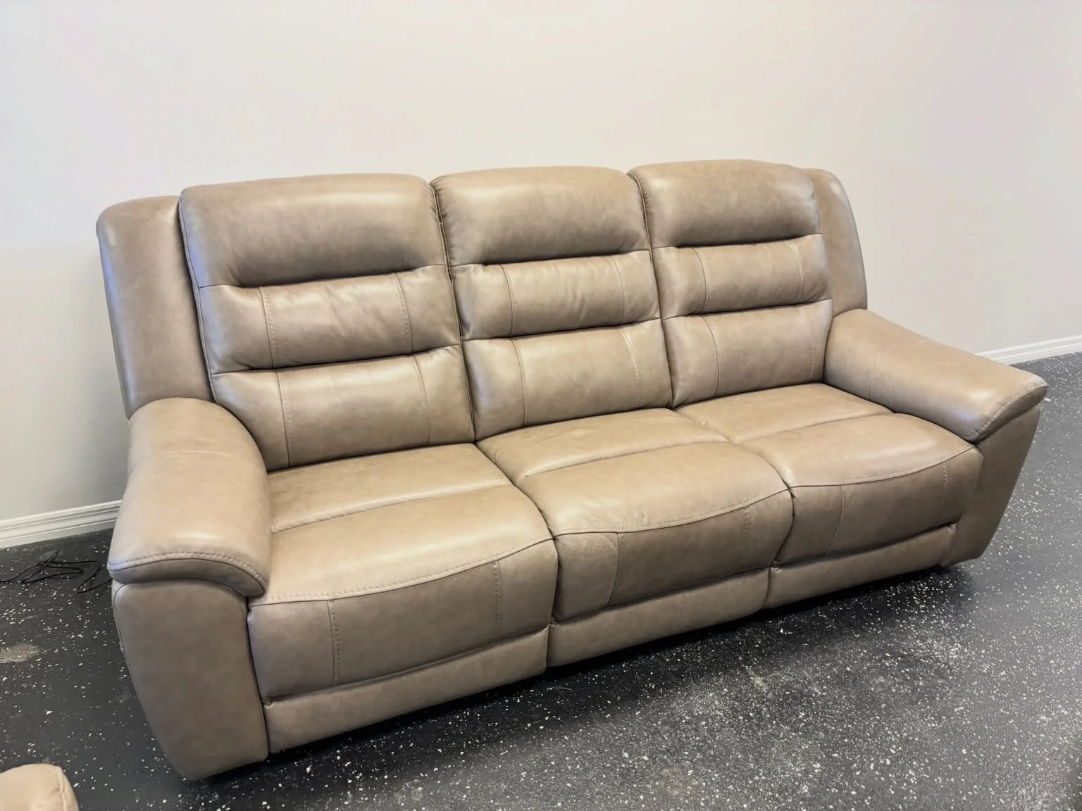 LUXURY LOOK BUT HALF THE PRICE &mdash; DON&rsquo;T MISS OUT!

 Leather Power Reclining Sofa
✅ Like New Condition
📏 88.1&rdquo;L x 40.1&rdquo;W x 41.7&rdquo;H
$850

Available now at Rhino Decor
📍 13393 W Colonial Dr, Winter Garden, FL 34787
🕐 Tue&n