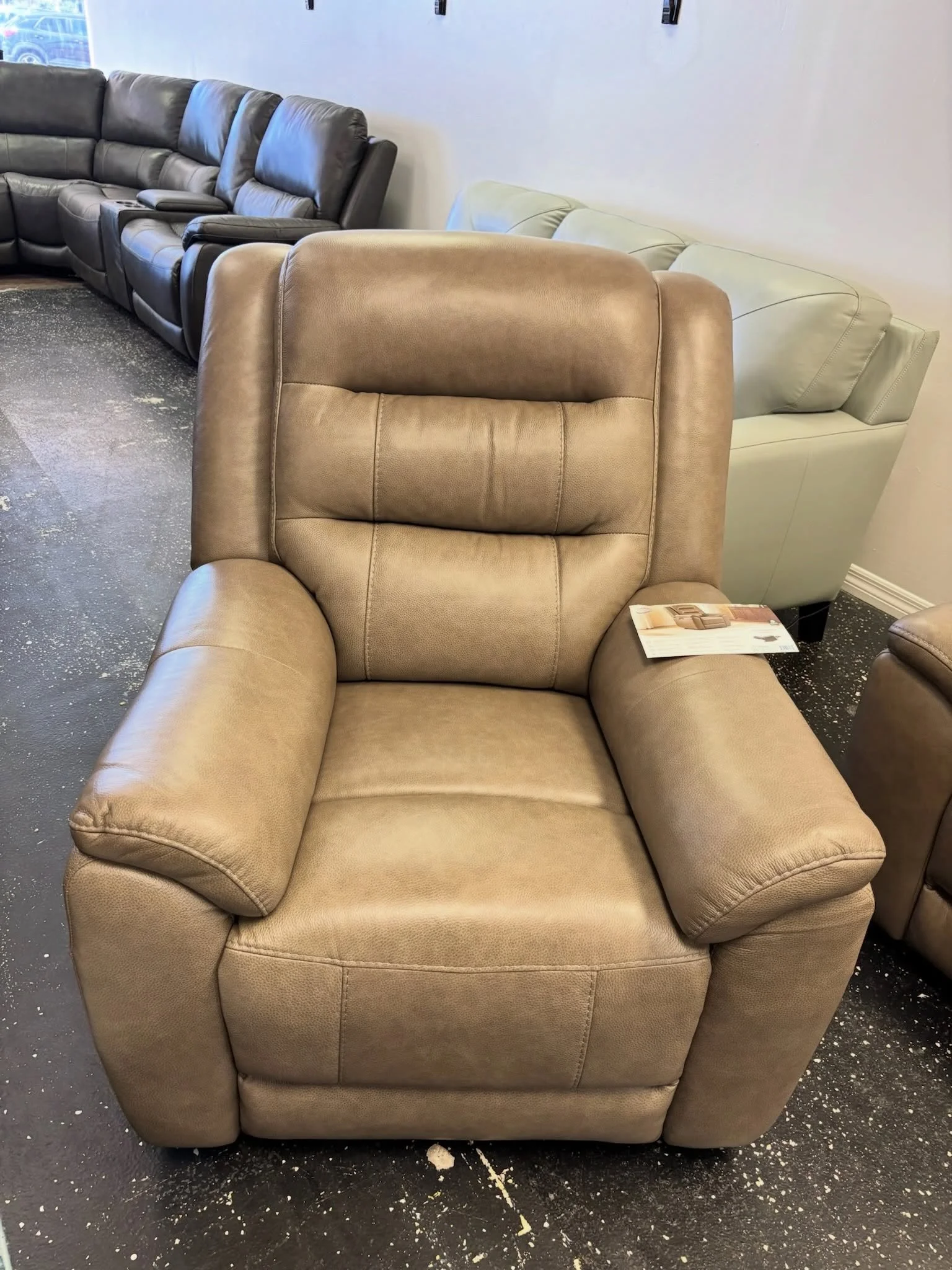LUXURY LOOK, HALF THE PRICE &mdash; DON&rsquo;T MISS OUT!

Leather Power Recliner
✅ Like New Condition
📏 36.2&rdquo;W x 39.7&rdquo;D x 42.1&rdquo;H
$450

Available now at Rhino Decor
📍 13393 W Colonial Dr, Winter Garden, FL 34787
🕐 Tue&ndash;Thu 1
