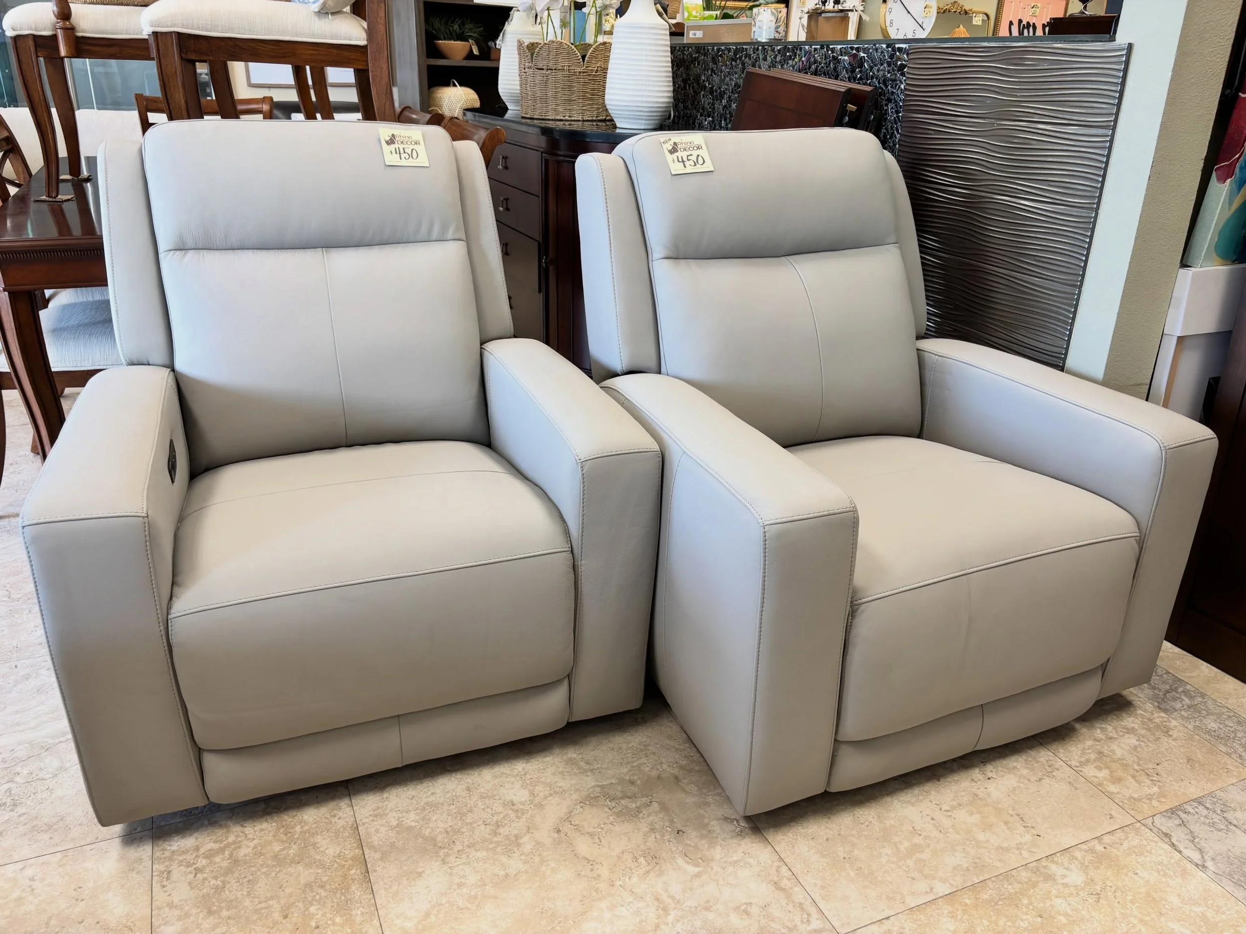 JUST ARRIVED &mdash; another great find at Rhino Decor.

Wren Light Gray Power Leather Recliner with Power Headrest (2)
✅ Like New Condition
📏 37&rdquo; x 40&rdquo; x 40.5&rdquo;H
💲 450 each, 2 available

Available now at Rhino Decor
📍 13393 W Col